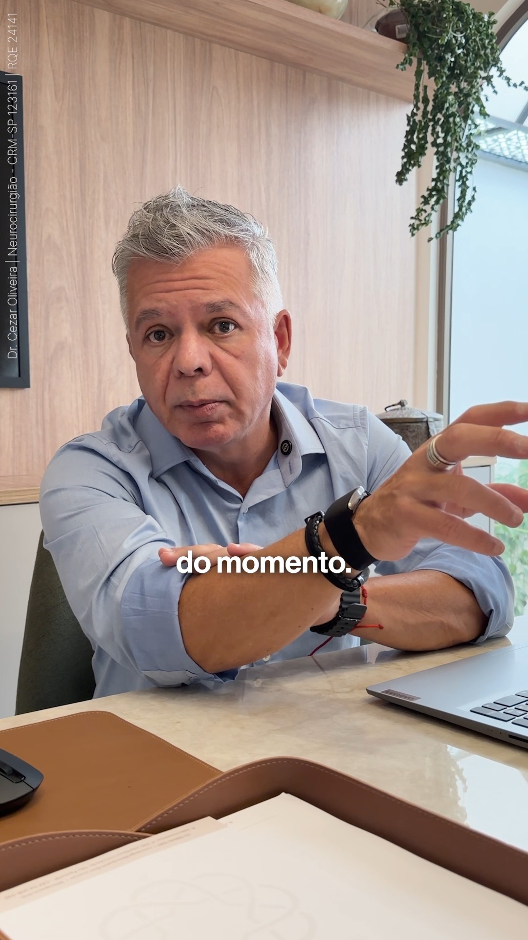 O exame mostra uma imagem. Mas quem conta a história é você!
Os exames complementares são ferramentas importantes para o diagnóstico, mas representam apenas um registro de um determinado momento.
Nem sempre eles conseguem mostrar tudo o que acontece com o seu corpo, especialmente quando os sintomas aparecem durante o movimento ou em situações específicas.
Por isso, durante a consulta, conte ao seu médico tudo o que você está sentindo. Explique quando os sintomas começaram, em quais situações aparecem e como afetam sua rotina.
É a combinação entre a sua história, a avaliação clínica e os exames que nos permite compreender melhor o seu caso e chegar a um diagnóstico mais preciso.
Lembre-se: nenhum detalhe do que você sente deve ser deixado de lado. Sua história faz parte do diagnóstico!
#DrCezarOliveira #Neurocirurgia #SaúdeNeurológica #Diagnóstico #CuidadoHumanizado