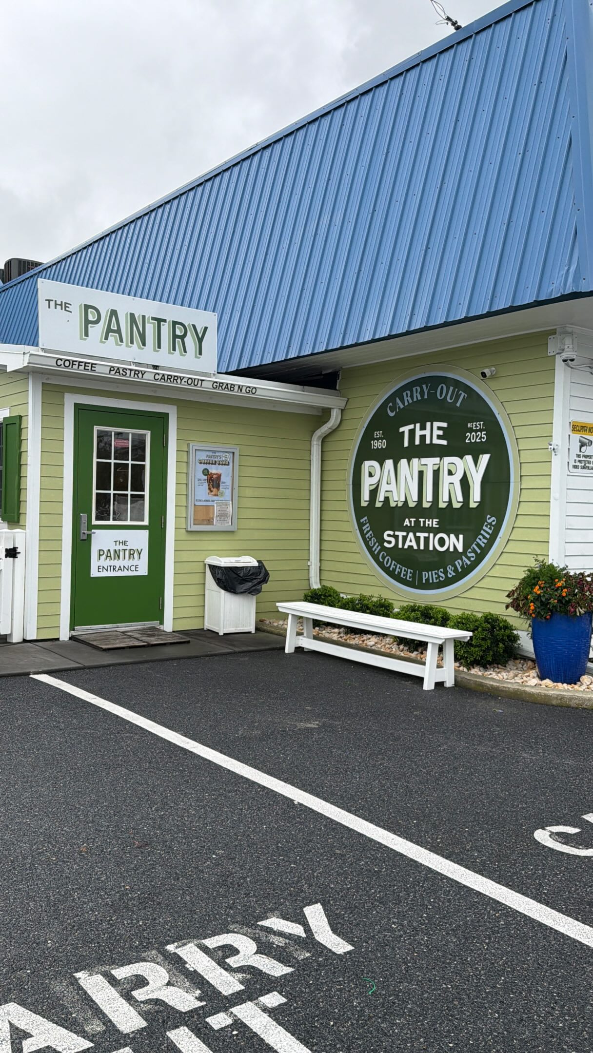 Rainy day trip to The Pantry ☕️🥐🧁 @thestationfi in Fenwick Island, Delaware! A quick drive from Ocean City/Ocean Pines. 🗺️