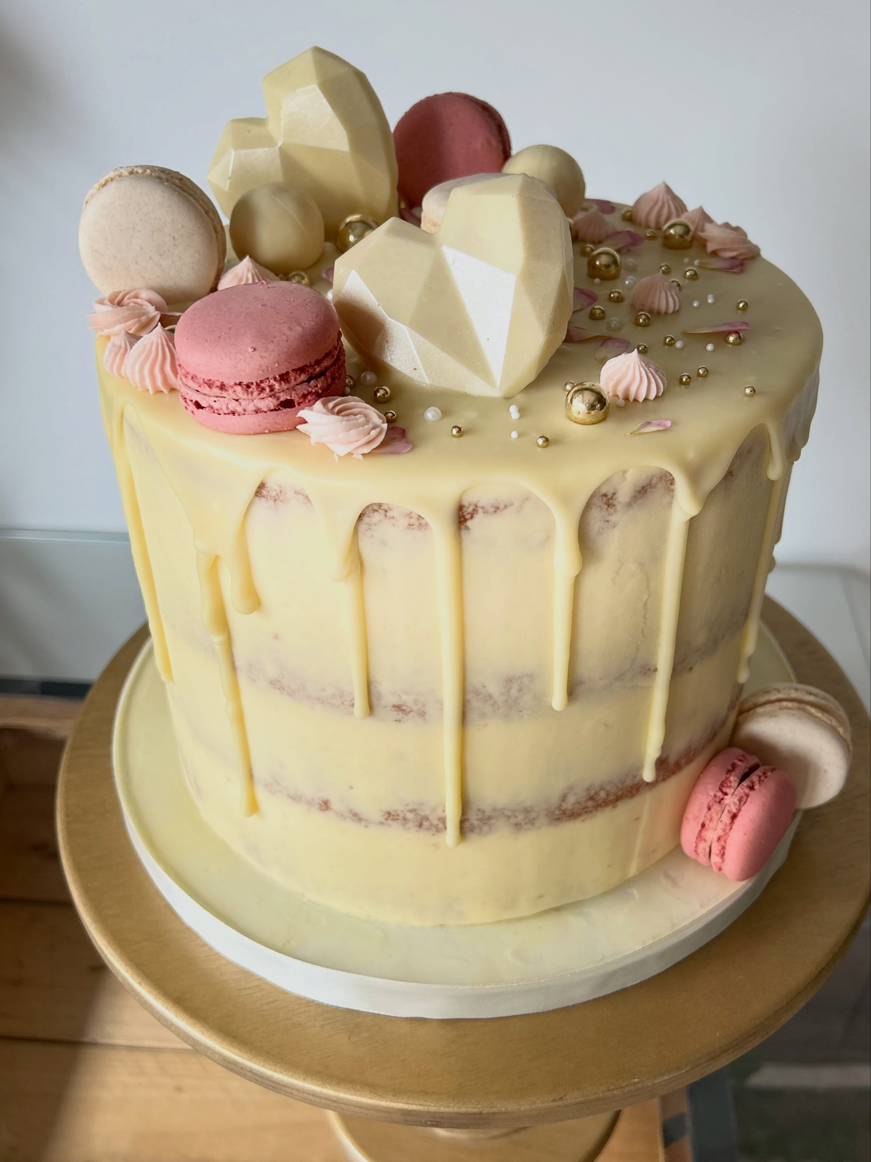 Soft, sophisticated and just the right amount of sparkle — a perfect centrepiece for a special celebration.
#SemiNakedCake #DripCake #ChocolateCake #CakeDesign #LuxuryCakes