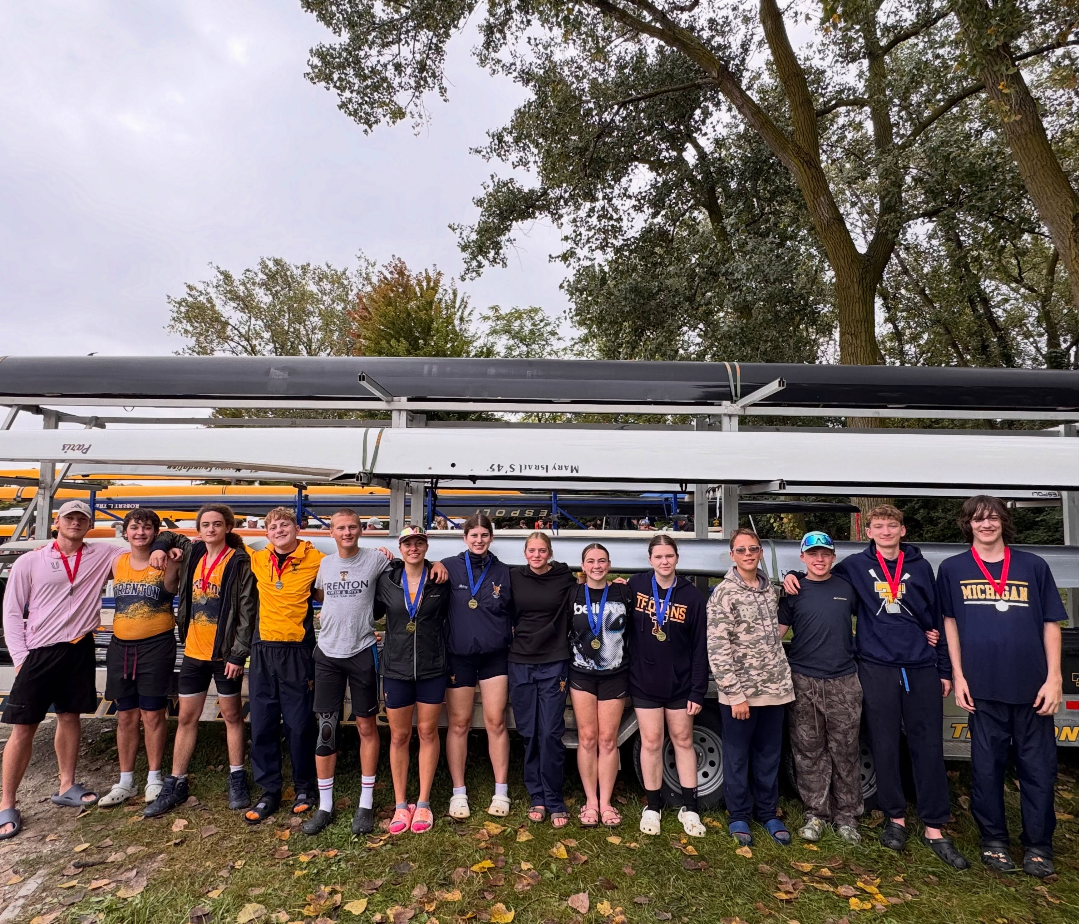 A successful fall regatta with some rainfall ☔️🚣♂️ Great showing at the Glass City Regatta by the Trojan Crew!
1st 🥇- Womens youth 4x
2nd 🥈- Mens youth 4x
3rd 🥉- Womens youth 1x
2nd 🥈- Mens youth 1x
#trentoncrew #rowing #crew #glasscity