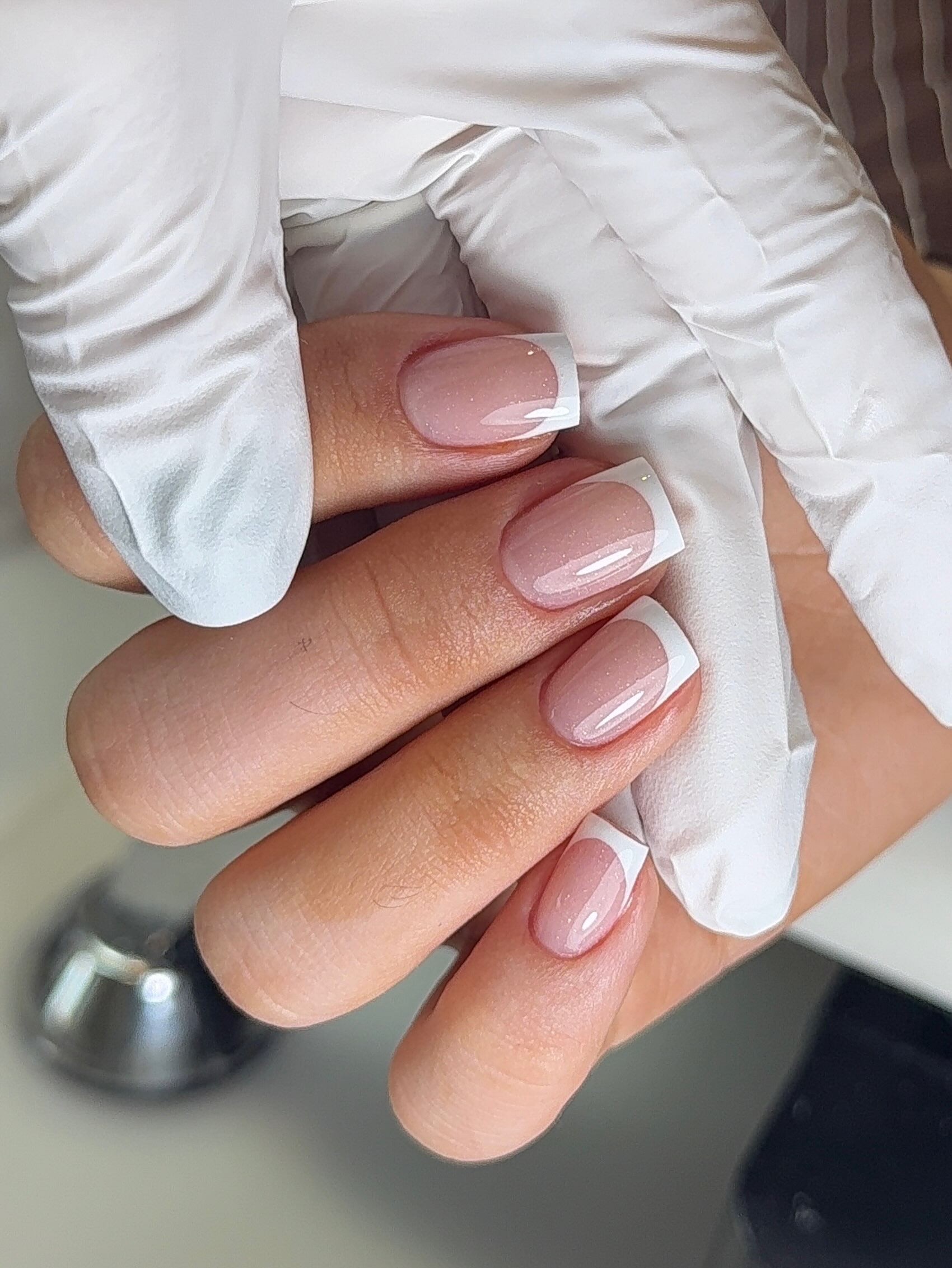 8 weeks between appointments… so we had some WORK to do😂👀
When a client comes back this grown out, I’m looking at everything!
Where is the old structure now sitting? How much product needs to come off? Is there any lifting? Are there any breaks or compromised areas? and most importantly, what does the natural nail look like underneath?
After 8 weeks of growth, that original structure is no longer where I designed it to be. So this appointment was about properly reducing the old product, removing anything compromised, checking the natural nails and rebuilding the structure where it actually needs to be now.
This is why I bang on about rebalances rather than simply “infilling.” 😂
We’re not just filling a gap at the cuticle. We’re reassessing the whole nail and correcting what needs correcting before we put anything back and after eight weeks… there was plenty to correct.
Would I recommend waiting 8 weeks between appointments? Absolutely not but was this transformation incredibly satisfying?
Absolutely yes.
Swipe through for the process ➡️
@kineticsnailsglobal nude spark gel in bottle