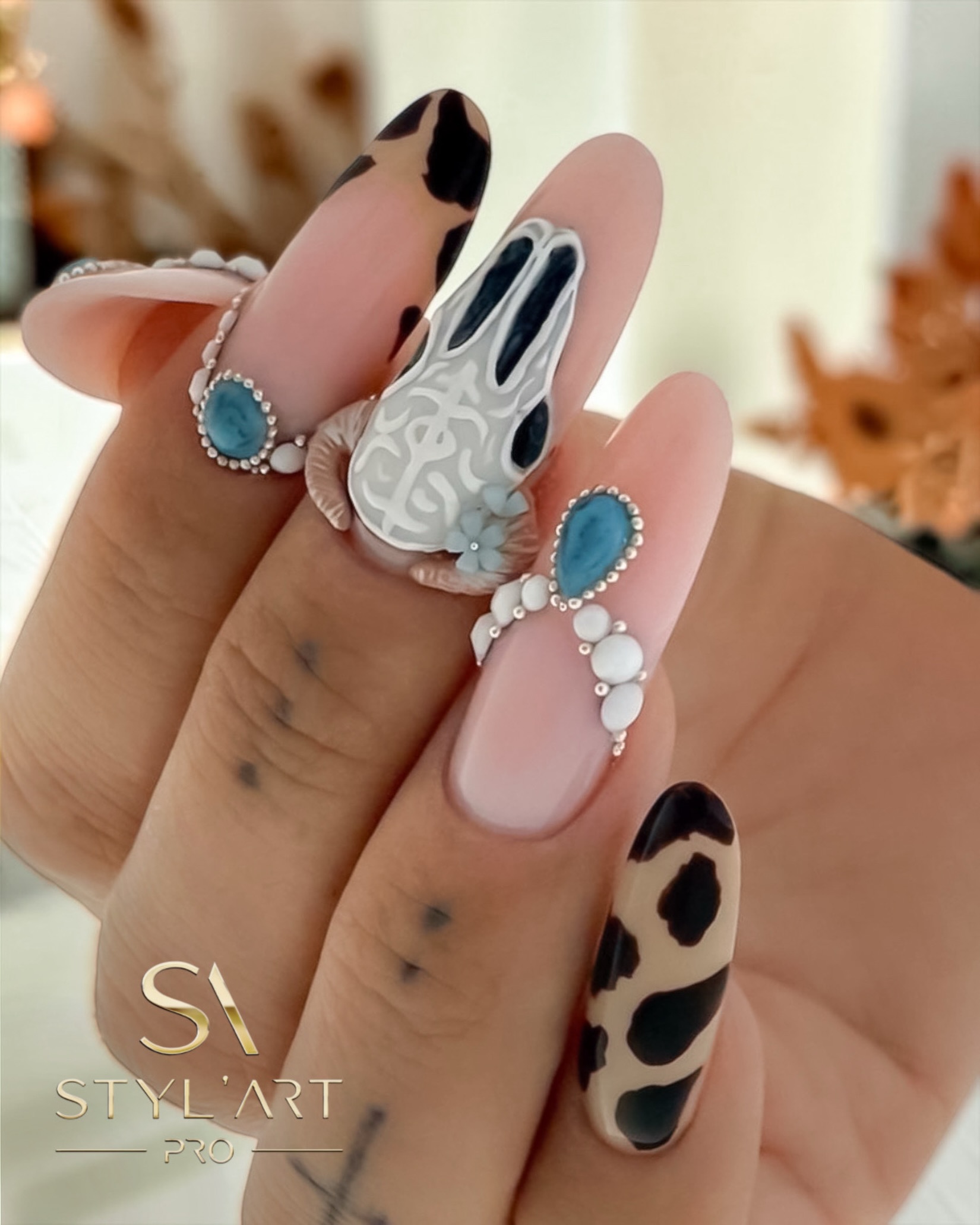 Quand le détail fait toute la différence 👌🏼
Une pose pleine de caractère réalisée par notre ambassadrice Aurélie @lempreintedore , entre douceur, contraste et détails ultra travaillés 🤍🖤
Le combo utilisé :
• Smooth Cover Quartz
• Tixo White
• VSP Mocha Latte & Black Cherry
• Finition Crystal Shine
Une création audacieuse où les textures, les nuances et les détails se rencontrent parfaitement 🐄🩵