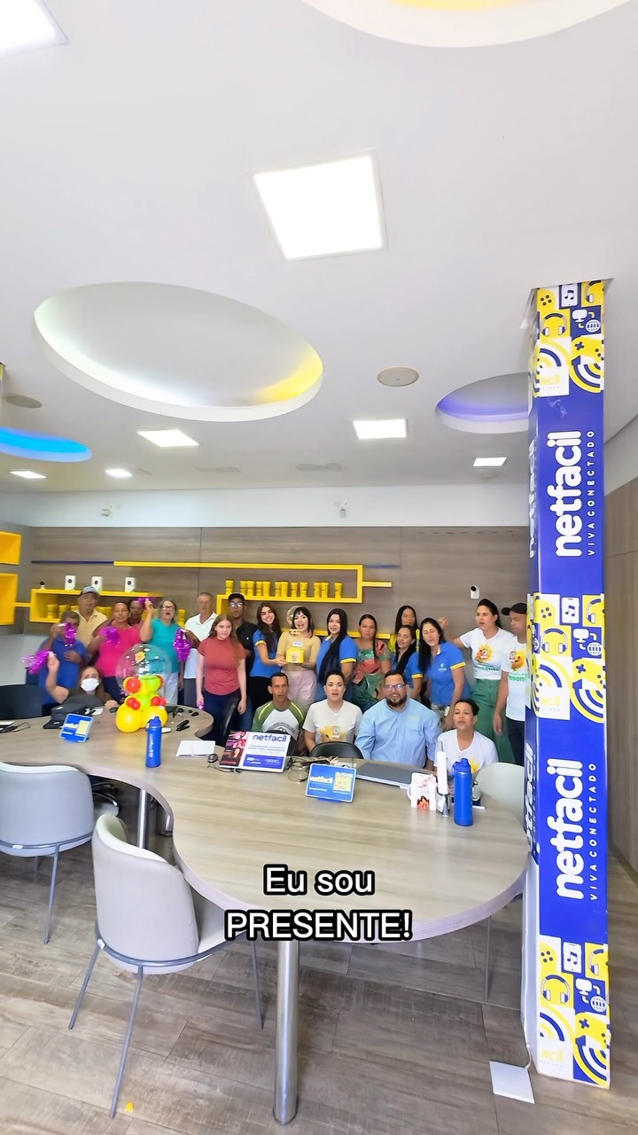 Um ano de parceria, cuidado e transformação. 💛🎁
Fomos à sede da Net Fácil, empresa parceira presente, para celebrar um ano de uma caminhada construída com solidariedade, compromisso e propósito.
Foi um momento especial para agradecer, de perto, por todo o apoio e pelas doações que, ao longo desse primeiro ano, contribuíram para que o cuidado chegasse a quem mais precisa.
Cada doação recebida se transforma em acolhimento, alimentação, transporte, medicamentos, assistência e, principalmente, em mais dignidade para os nossos pacientes e seus familiares.
Porque quando uma empresa escolhe estar PRESENTE, ela também passa a fazer parte de muitas histórias. Histórias que são transformadas por gestos de solidariedade e por pessoas que acreditam que cuidar do outro é uma forma de transformar o mundo.
Nosso agradecimento por este primeiro ano de parceria e por caminhar conosco nessa causa. Que venham muitos outros anos de histórias compartilhadas e vidas transformadas! 💛
.
#AssociaçãoPresente #EmpresaPresente #ParceriaQueTransforma #Solidariedade
