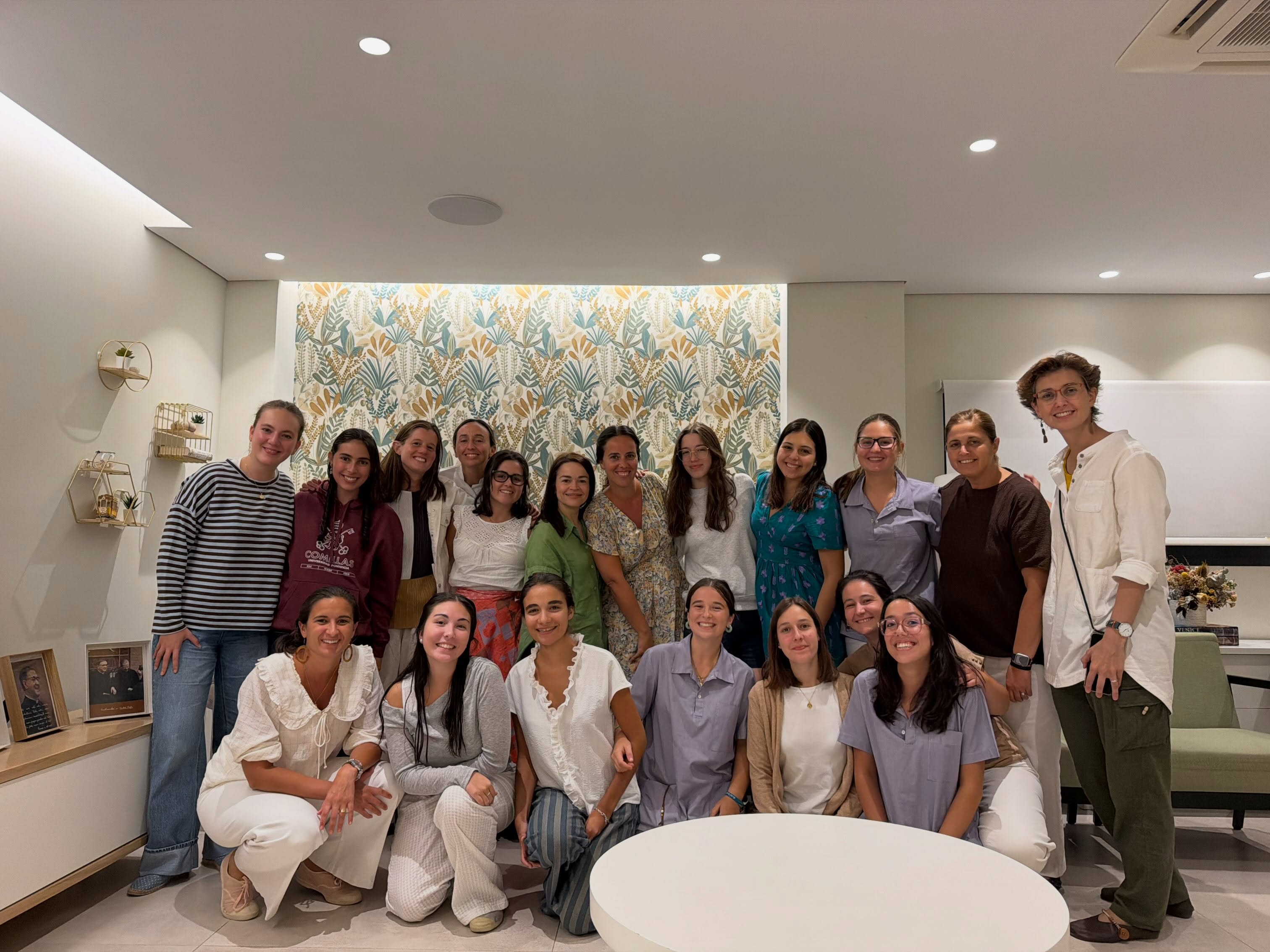 Arrancamos curso con la primera tertulia cultural de los lunes e inicio de las sesiones PDP de nuestras residentes. Quieres ser feliz? Con esta pregunta @maria martinez nos desarrolló la píldora formativa de temperamento, carácter y cómo trabajarnos nuestra mejor versión para conseguir esa felicidad.