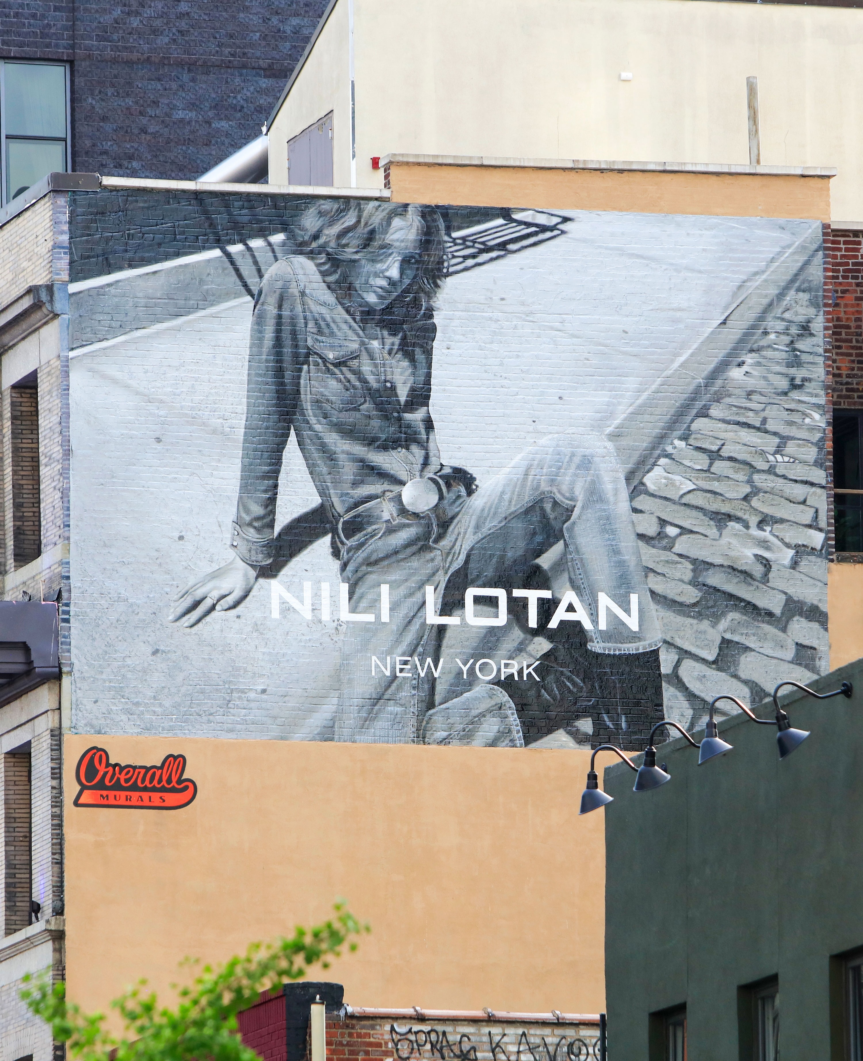 Hanging out on the curb or hanging down on the rig? @nililotan 🩶👖👢
🏷️
.
.
.
.
#overallmurals #trusttheprocess #killthepixel #handpaint #coasttocoast