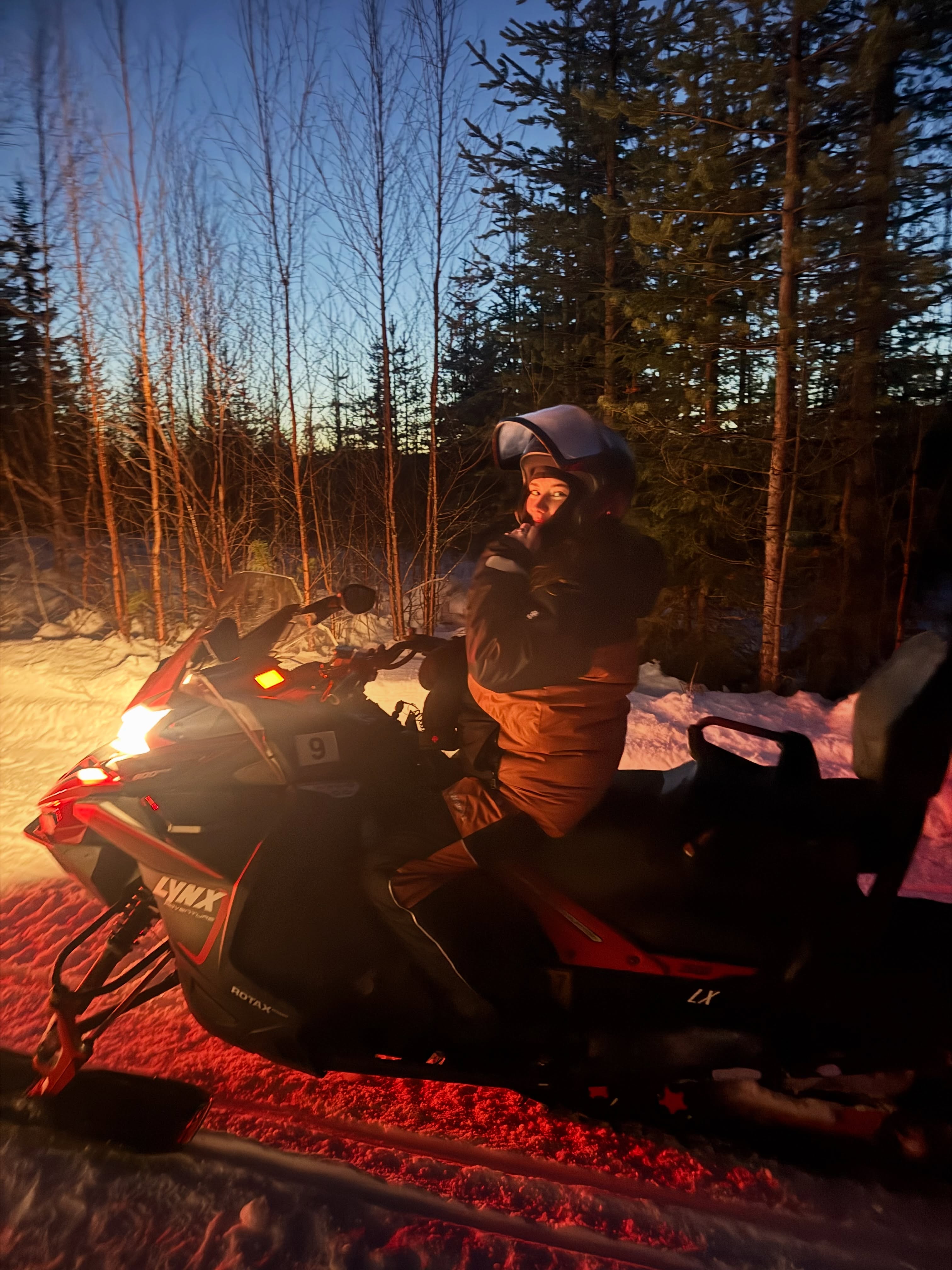 Motoneige et grillades au bord d’un feu de camp pour se réchauffer en fin de journée ! ❄️
#motoneige #rovaniemi #laponie #cerclepolaire