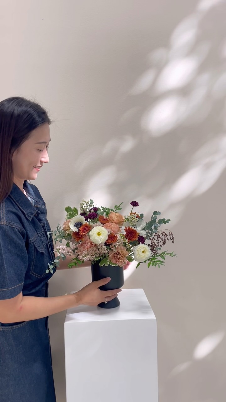 What do we do with the flowers left at the end of the week? 🌸
We just let our creativity flow.
No recipe, no rules. Just playing around with flowers and seeing what happens. 😉
#Lamaisonflowerstudio#Autumnflowers#calgaryflorist #yycflowers#floristlife