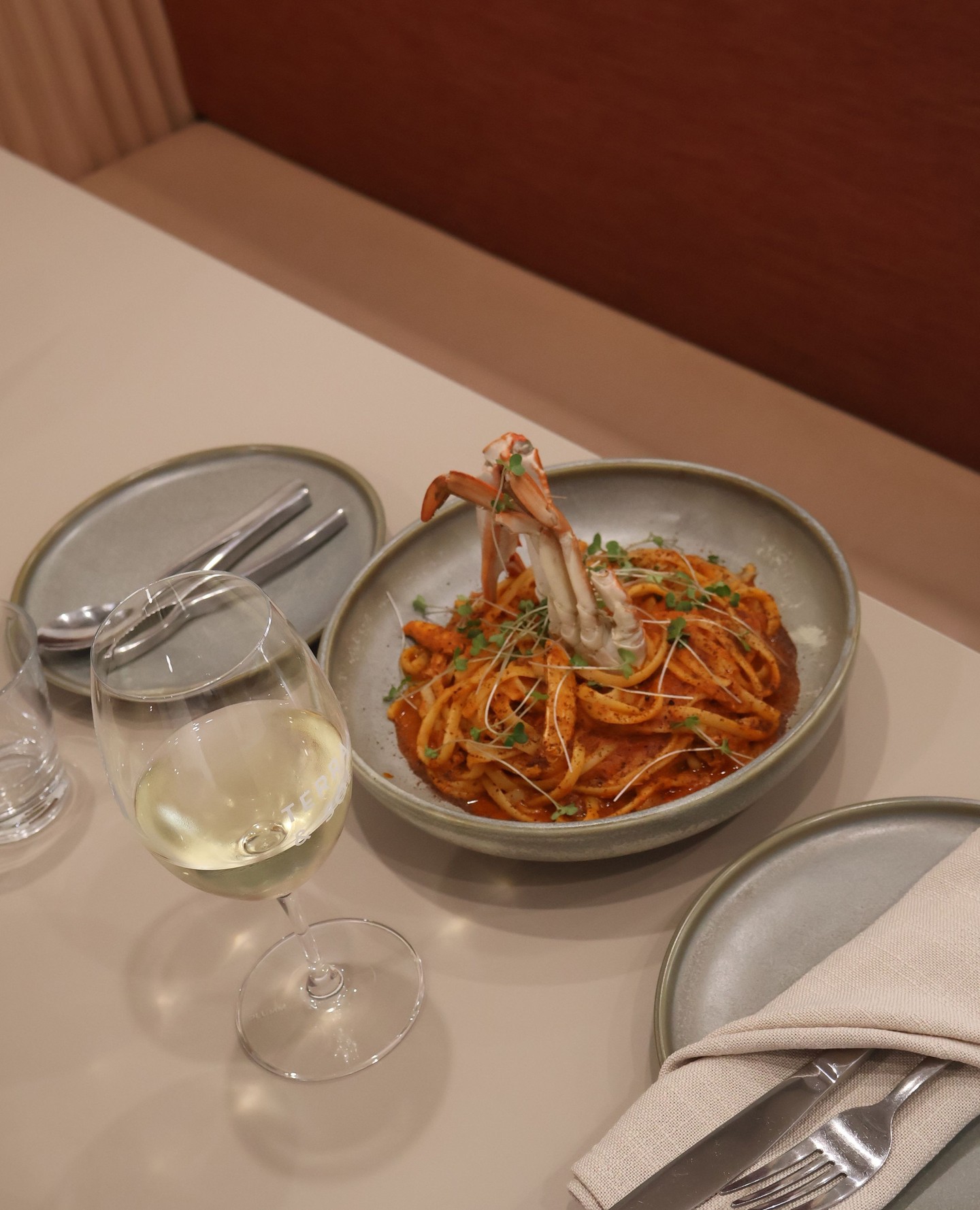 Wine + blue swimmer crab linguine 🍷🍝
A little pasta, a good pour and absolutely no rushing dinner tonight.
Find it on the menu at #TerraAndSol and book your table via the link in bio.