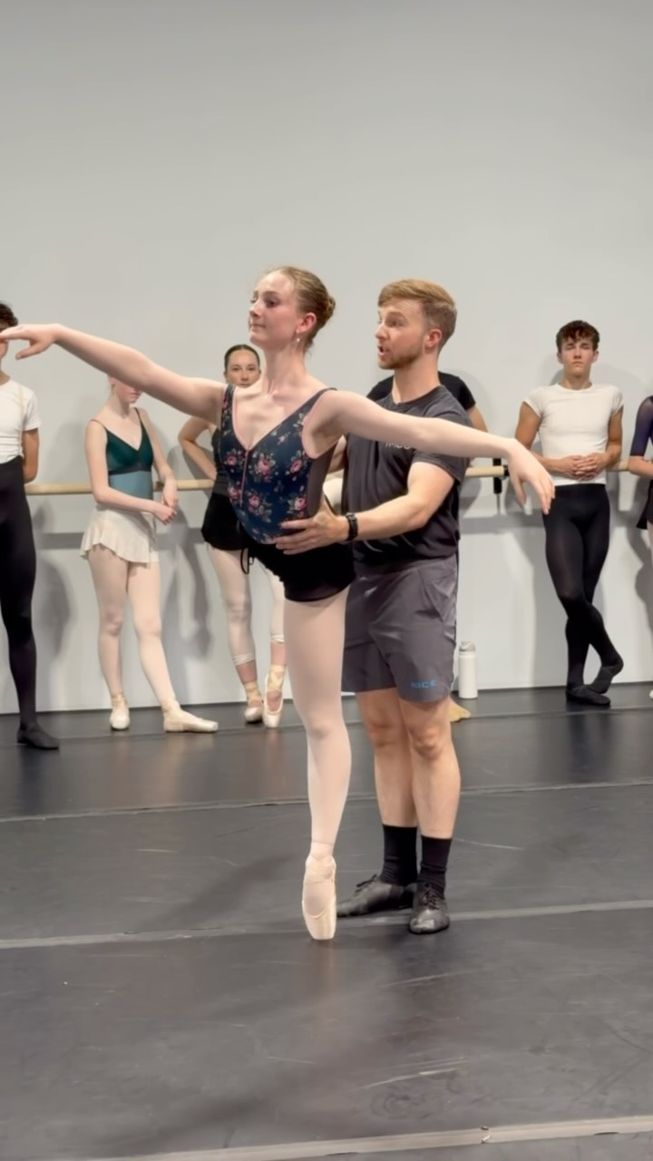 Respecting your partner is a given, but knowing when to respect the personal space bubble and when to break it is part of the art of partnering. 🫧🤝 #themaledanceconnection #maledancer #ballet #dance #balletdancer