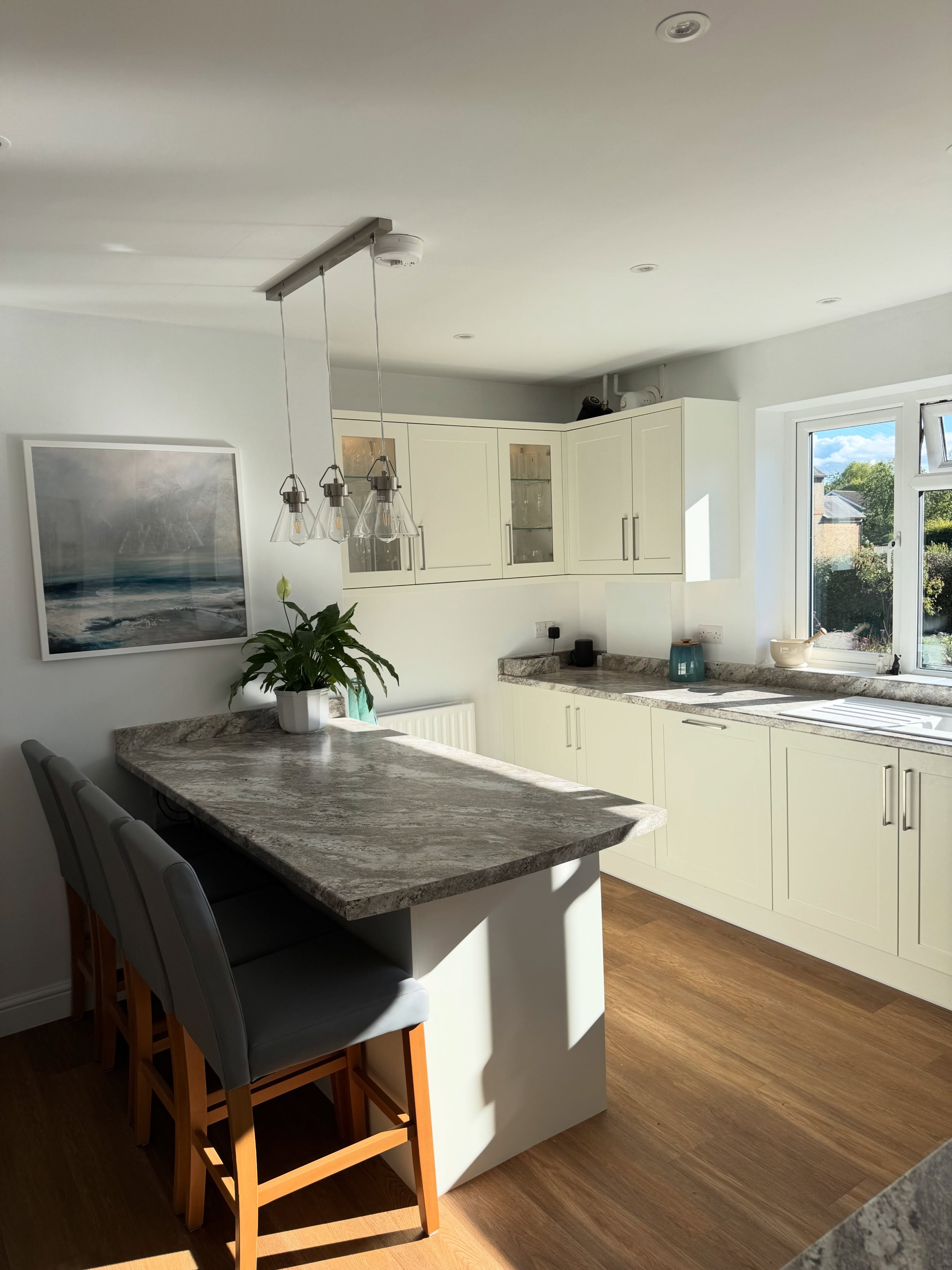 Upwood Project complete 👏
Porcelain shaker kitchen with Formica worktops.
Swipe for photos of the full transformation. ⏭️
#kitchenrenovation #kitchenremodel #ashwoodkitchens #kitchendesign #kitchensofinstagram