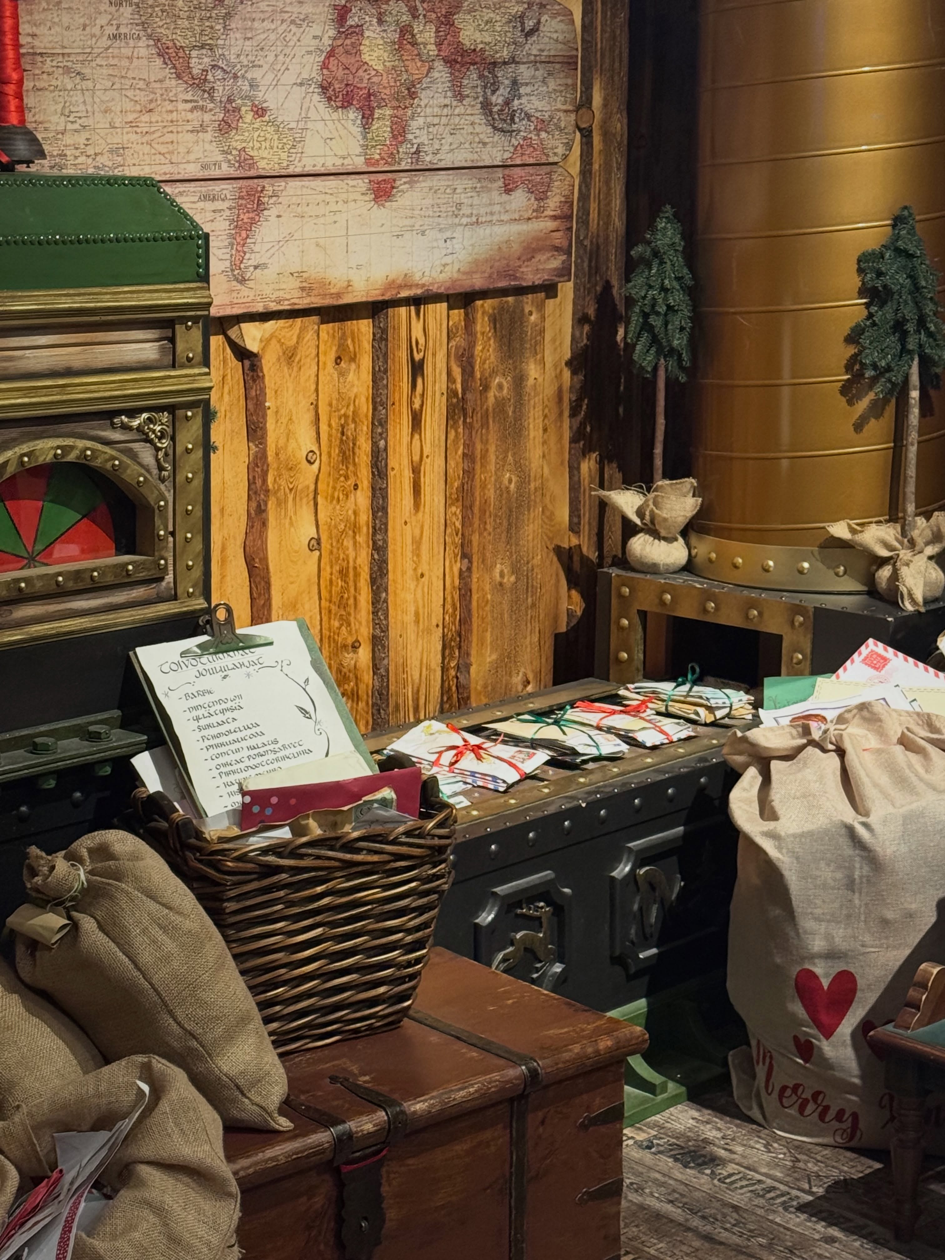 Les lettres envoyées au père Noël directement au pôle nord 🎅
#santaclaus #rovaniemi #lapland #arcticcircle