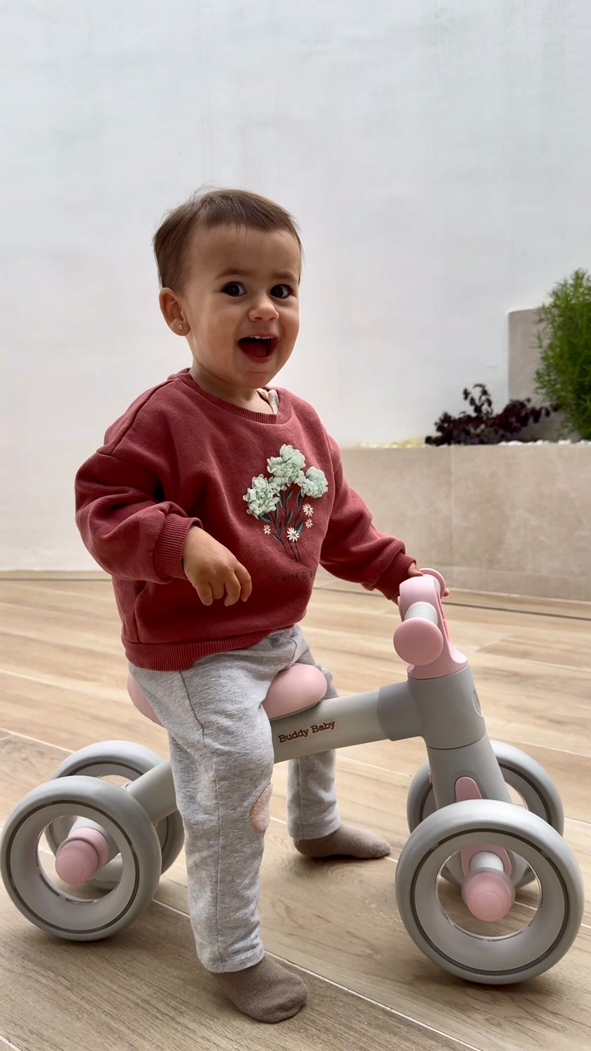 ¡Su aventura sobre ruedas empieza con la Xrider! ✨
Una bici sin pedales para niños ligera, estable y fácil de manejar, perfecta para desarrollar el equilibrio, la coordinación y la autonomía mientras se divierten. 🤍
⚡ Solo 1,5 kg
💡 Luces LED
🤫 Ruedas silenciosas
🙌 Ligera y fácil de manejar
🎨 Disponible en 3 colores
Una bici de equilibrio infantil ideal para sus primeros paseos y aventuras al aire libre🌳🚲
🛒 Disponible en nuestra web.
Their adventure on wheels starts with the Xrider! ✨
A lightweight, stable and easy-to-use balance bike for toddlers, designed to help little ones develop balance, coordination and independence while having fun. 🤍
⚡ Only 1.5 kg
💡 LED lights
🤫 Quiet wheels
🙌 Lightweight & easy to ride
🎨 Available in 3 colours
The perfect toddler balance bike for outdoor play, first rides and little everyday adventures. 🌳🚲
🛒 Available on our website.
#BuddyBaby #BalanceBike #BiciSinPedales #ToddlerBike #bicideequilibrio