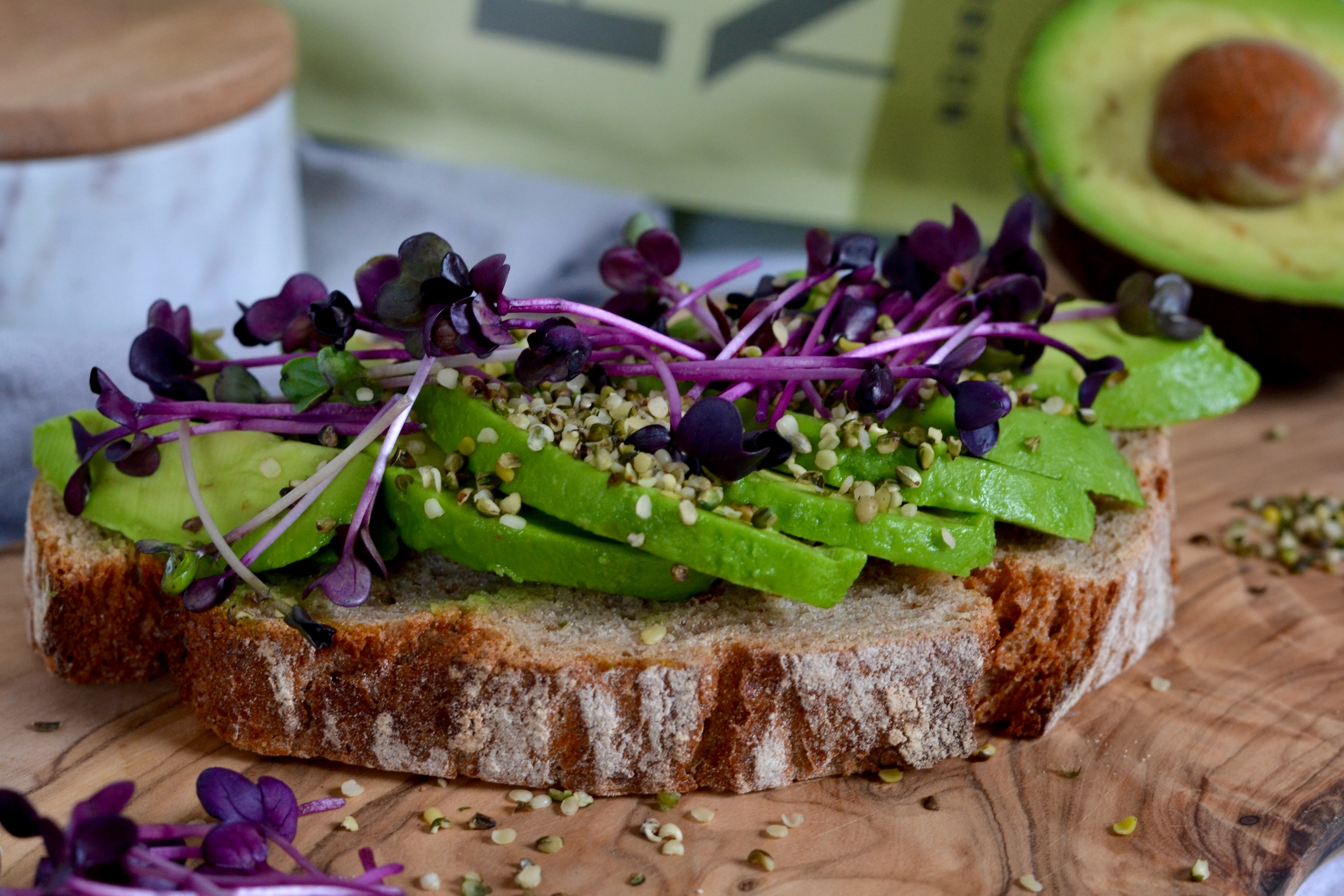 Wenn keine Zeit zum Kochen bleibt, greift man oft schnell zum belegten Brot.
Das muss keine schlechte Wahl sein, denn der Belag entscheidet hier maßgeblich über gesund oder wenig nahrhaft. 💡
Hier haben wir z.B. Avocado mlt Radieschensprossen kombiniert sowie unseren geschälten Hanfnüssen. 🌱
Abgerundet wird das Ganze mit etwas grobem Salz und wer mag bestreicht die Brotscheibe vorher noch mit Senf.
So wird aus einer schnellen Stulle eine Mahlzeit voller Mikronährstoffe und gesunder Fette 💚
Dazu noch etwas Rohkost knabbern und ihr seid perfekt versorgt auch wenn wenig Zeit ist. 😊
#brotliebe #zeitfürbrot #schnellesabendessen #microgreens #kalteküche