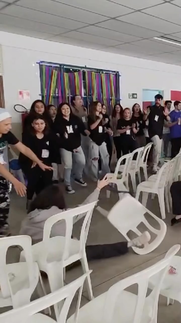 // ela dá tudo nas coberturas dela 🤳🏻
~as vezes até entretenimento KKKK 🤡
semana passada completamos 02 anos dessa proeza.
e eu sigo me questionando “como é que eu consegui fazer isso?” 🤔🤣
em temporada de ERMs*… bebam água, curtam os encontros e CUIDADO com as cadeiras, amigos mocidônicos!🪑
saudades, amigos da @regionalabc ✨🩶
*ERM: Encontro Regional de Mocidades. É um encontro de jovens da Mocidade Espírita que reúne os alunos, dirigentes e voluntários de uma regional (região do país).