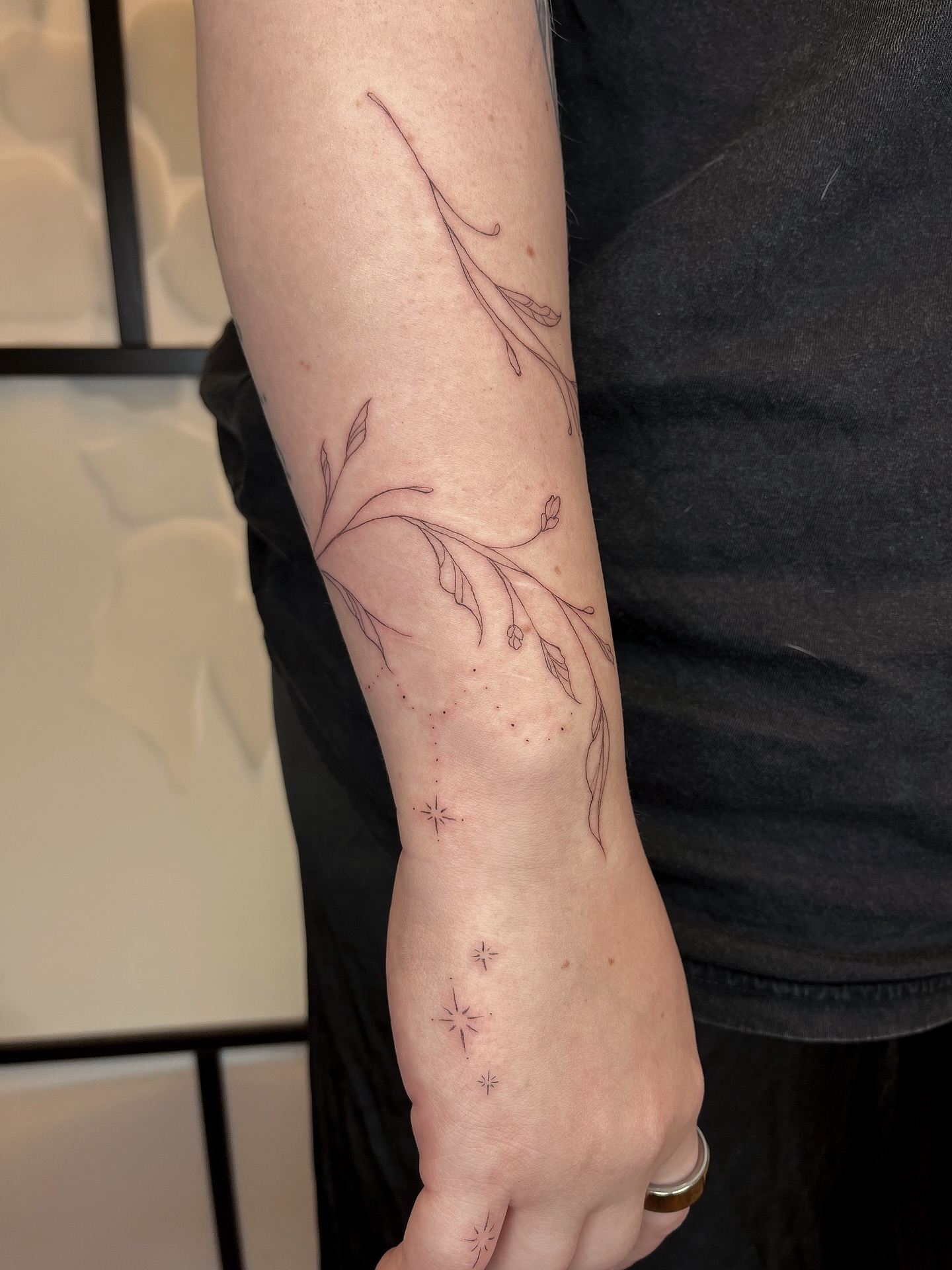a vine bracelet for sofia <3 thank you thank you :-)
.
.
#finelinetattoo #finelinetattooing #vinetattoo #floraltattoo #bracelettattoo
