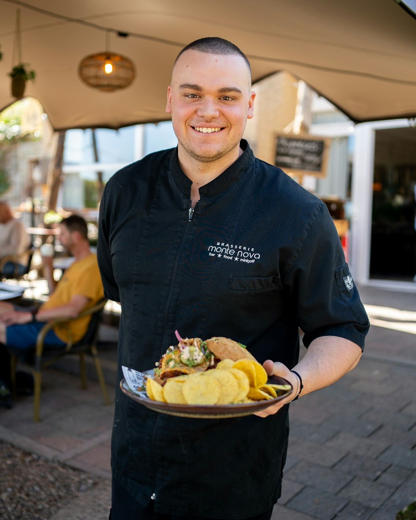 ๐ฅช ๐๐ถ๐ ๐๐ถ๐น ๐ท๐ฒ ๐ฝ๐ฟ๐ผ๐ฒ๐๐ฒ๐ป!
Ons broodje pulled beef is rijk belegd, heerlijk mals en vol van smaak. Geserveerd met knapperige chipjes maakt dit de perfecte lunch op de Sint Pietersberg. ๐
Of je nu net een wandeling achter de rug hebt of gewoon zin hebt in iets lekkers, bij Bergbrasserie Montenova zit je goed.
Wanneer kom jij deze lunchspecial proeven?
#BergbrasserieMontenova #PulledBeef #LunchTip #LunchSpecial #Maastricht #SintPietersberg #BourgondischGenieten