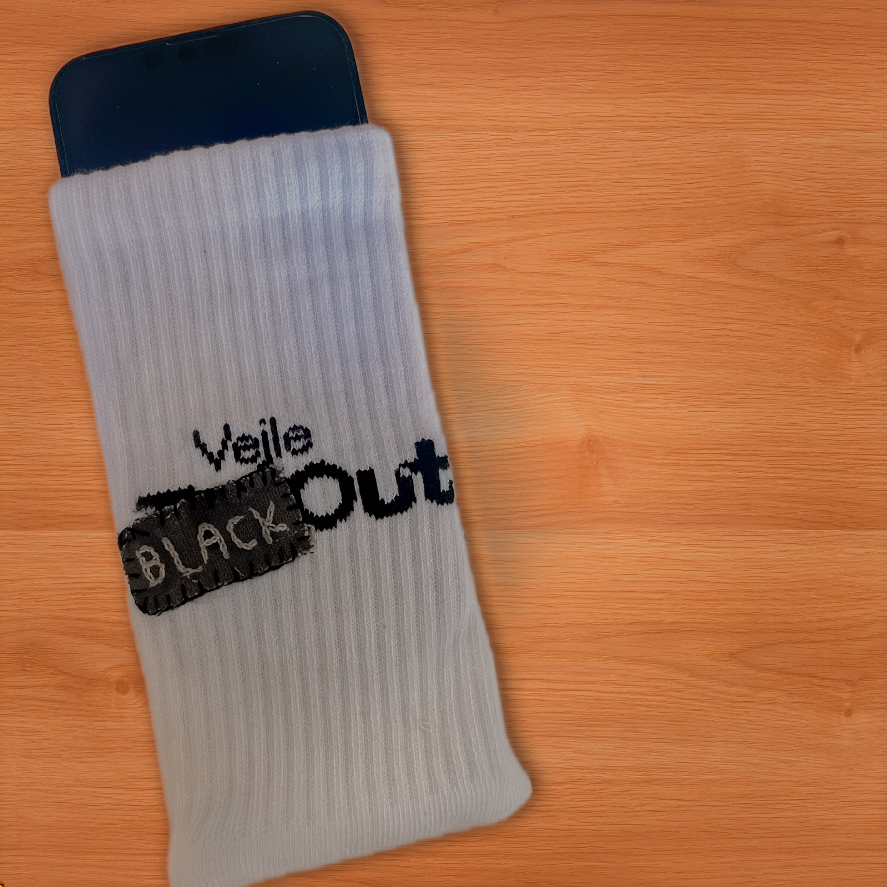 Så har telefonen fået sokke etui 😎 vi holder upcycling workshop for studerende på fredag sammen med #vejletryout #kunstkompas @vejletryout #blackoutpoetry