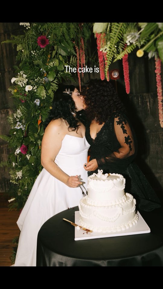 Love these two and their wedding cake 🎂🖤🤍
Venue, lighting: @oliopeabody
Coordination: @withoutahitch
Catering: @premierbarservice
Photo: @rhcreatiive
Bakery: @fioresbakeryjp
Beauty: @saraibyday
Transport: @luttom_transportation
Rentals: @peakeventservices
Hotel: @witchhampton