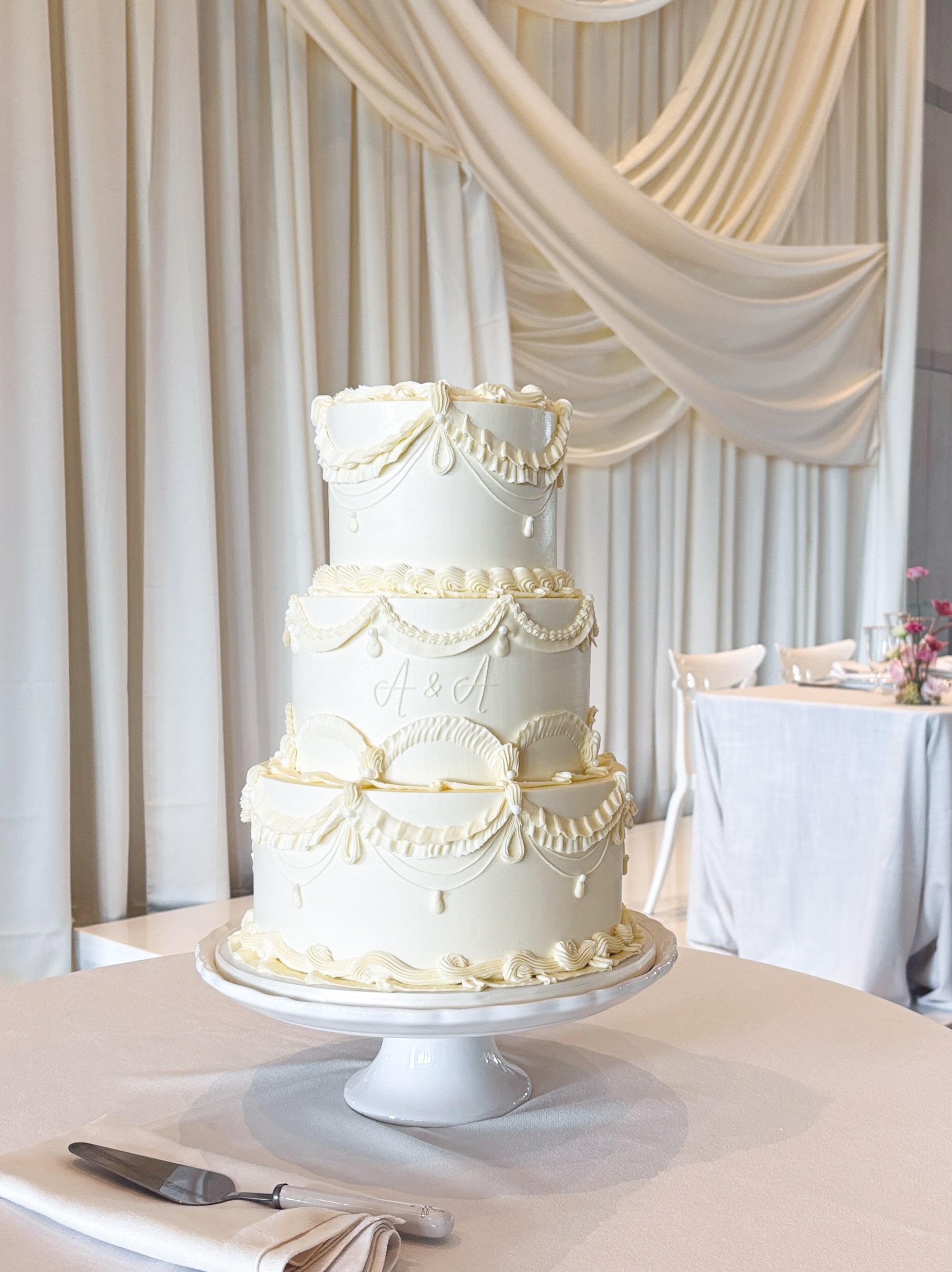 Vintage with subtle buttercream initials for Adriana & Anthony 🤍
🏫: @coppercreekeventspace
📋: Kassidy @theeventdesignco
#vintageweddingcake #vintagepiping #weddingcake #torontoweddingcakes #torontowedding