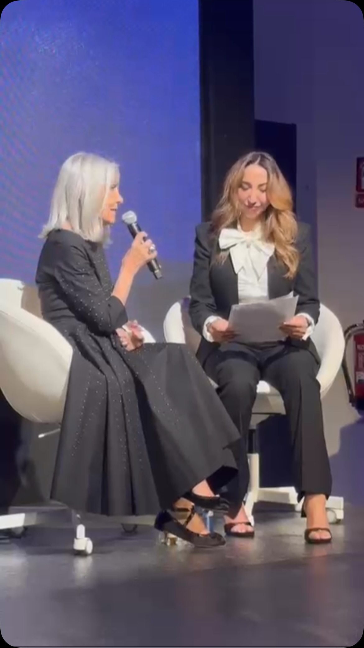 Qué relación tiene el color de tu pelo o la elección de tu corte con la moda?
Esa era la pregunta que esta tarde en un evento organizado por Nadia @nadia_themadroom como embajadora y anfitriona me hacía en una sala llena de expertas y expertos en los cuidados del cabello y en resaltar su belleza respetando la personalidad y los deseos de cada mujer o cada hombre que visita sus salones.
Y como os podéis imaginar mi respuesta siempre va en la misma dirección: Sed libres de elegir aquello que va en consonancia y en equilibrio de quien sois y escuchad los consejos de los profesionales en quienes confiáis.
Y elegid el color y el corte con el que os identificáis hoy!
Mañana ya veremos!
Estuve rodeada del cariño de mis amigos de @themadroom y de mi querida Vali @vali_samano .
Repetimos cuando queráis!
#fashion #belleza #hair #color #descubreconcaminovilla
&
@themadroom
@vali_samano
@sensus_hairlovers