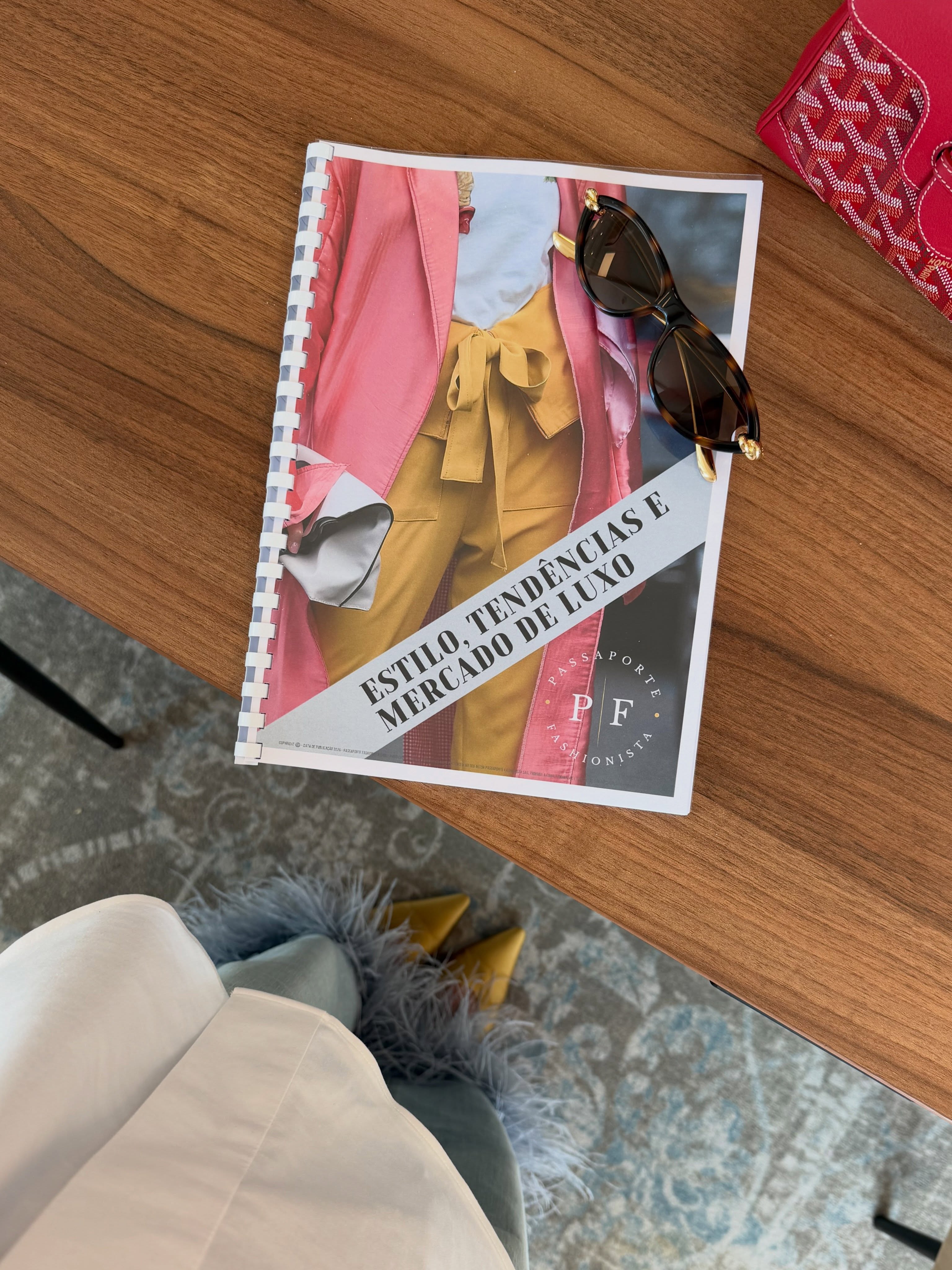 Hoje começou meu curso de Tendências, Estilo e Mercado de Luxo, em Paris. 🇫🇷✨
E como é especial estar aqui, aprendendo, trocando experiências e conhecendo pessoas que compartilham da mesma visão: empreender com propósito. 🤍
Que semana linda está só começando! ✨