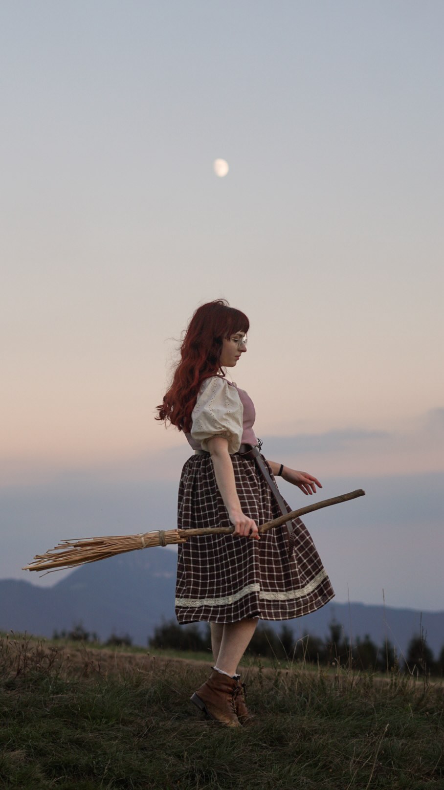 Streghe Selvagge
Una collezione nata sognando le montagne, dove la magia segue il ritmo della natura e bambine, ragazze e donne non si lasciano domare ⛰️🌙
Impossibilitata dal raggiungere i miei posti del cuore, fra i boschi e le montagne, ho riversato in ogni creazione la loro mancanza e il bisogno di tornare libera e selvaggia.
Tintinnii di gingilli e ricami intricati, fasci di erbe e animali selvatici, antichi strumenti e un pizzico di magia ✨
Vestiti, accessori, portatesori... vi aspettano lunedì 5 ottobre alle ore 20:00 sullo shop Ko-Fi 🔮
#verbenacreazioni #cottagewitch #whimsicalwitch #darkcottagecore #handmadedress