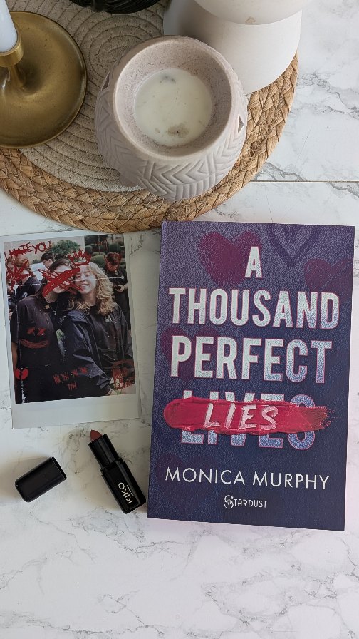 Aujourd'hui j'ai réussi la dernière parution de chez @hugostardust_ !
Il s'agit de « A thousand perfect lies » de Monica Murphy ☀️
✨ Résumé ✨
C'est le fils de l'ancien vice-président. Ainsi que mon pire ennemi. Il est glacial. Cruel. Et d'une beauté dévastatrice.
Dès que nos regards se croisent sur le campus, je vois la haine qui brûle dans ses yeux. Tout le monde à l'académie Winfield me méprise, lui en premier. Peu importe ce que je fais, ou à quel point je m’applique à l'éviter, il ne me laisse jamais tranquille. Et ce qui rend les choses encore plus compliquées ? Cette nuit où il m'a embrassée, et où je lui ai rendu son baiser…
Il dirige les élèves de l’université d'une main de fer et s'attend à ce que je devienne l'une de ses fidèles, mais si je suis venue dans cette école, c’est pour apprendre ! Je ne vais pas le laisser me contrôler, même si je ne peux nier l'attirance qui grandit entre nous. Tous les élèves d’ici ont leurs secrets, moi y compris. Mais lui est prêt à tout pour m’empêcher de découvrir quelconque vérité...
Alors, ça vous tente ? 😊
#unboxing #bookstagram #booklover #sortielittéraire #bookstagramfrance