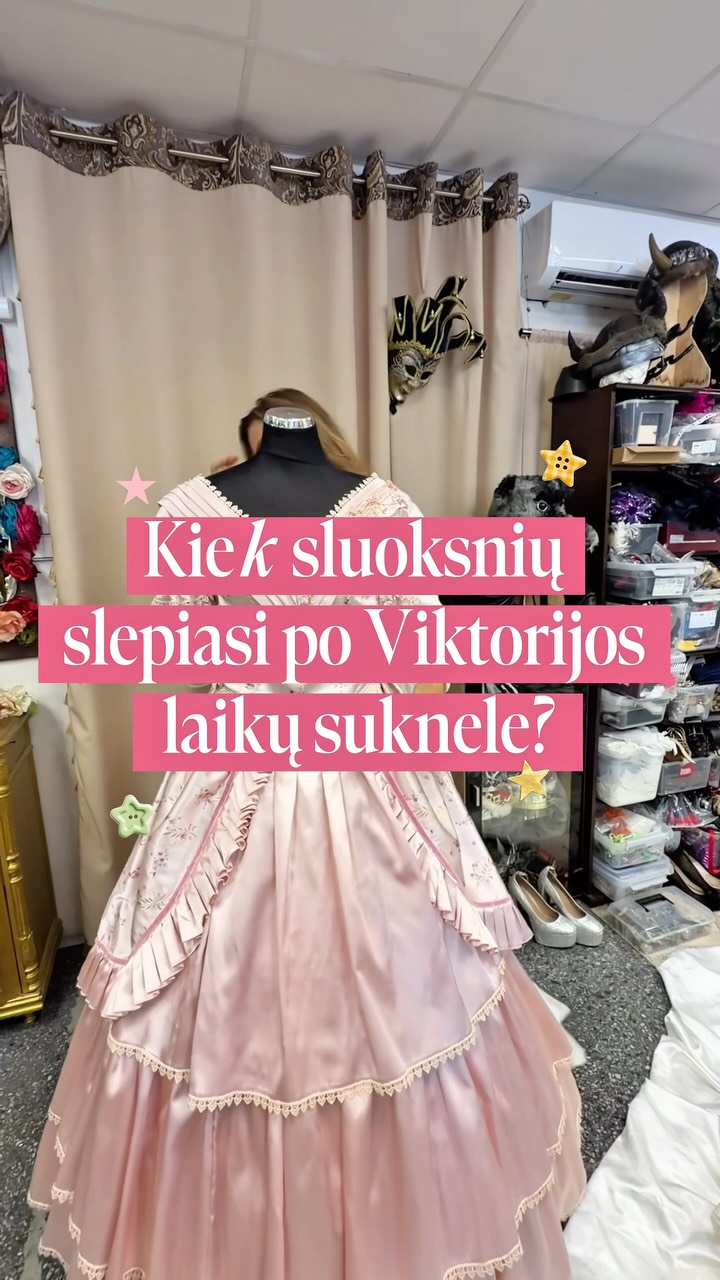 Viena suknelė, o kiek sluoksnių slypi po ja! 👗✨ Nenuostabu, kad pasiturinčios Viktorijos laikų damos tam turėjo asmeninės kambarines, kurios padėdavo apsirengti.
Nori ir tu tai patirti? Užsuk į „Tėja“ saloną. 👑