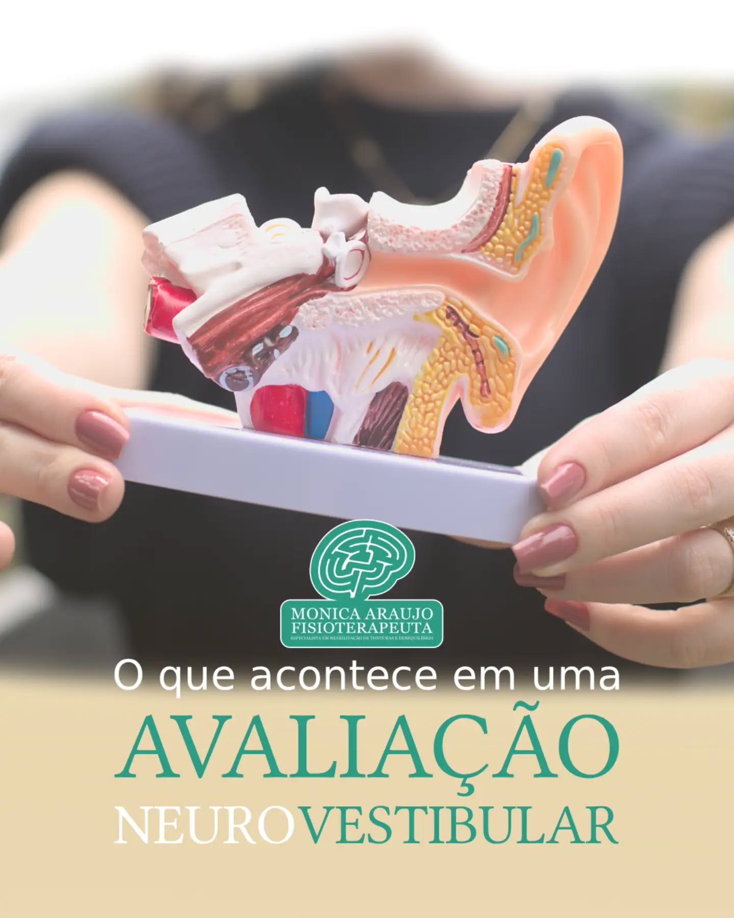 Uma dúvida que aparece bastante é:
“Mas o que vocês fazem em uma avaliação neurovestibular?”
E talvez muita gente imagine que a pessoa chega, recebe alguns exercícios para fazer e pronto.
Na prática, existe muito mais investigação antes disso.
Precisamos entender a história dos sintomas, como eles começaram, quais movimentos os desencadeiam, quanto tempo duram e como estão interferindo na rotina.
A partir dessas informações, a avaliação pode incluir diferentes testes relacionados ao equilíbrio, movimentos dos olhos e da cabeça, marcha e mudanças de posição, entre outros aspectos.
E existe uma razão para tudo isso:
Tontura NÃO É UM DIAGNÓSTICO.
Duas pessoas podem chegar dizendo exatamente a mesma coisa — “estou com tontura” — e apresentarem situações completamente diferentes.
Por isso, antes de pensar em exercícios, precisamos entender quem é aquela pessoa e como aquela tontura se comporta.
É essa investigação que ajuda a direcionar uma abordagem realmente individualizada. 🌿
💬 Você imaginava que uma avaliação neurovestibular envolvia tudo isso?
⚠️ Conteúdo informativo. A avaliação e a conduta devem ser individualizadas.
#fisioterapianeurovestibular
#fisioterapiavestibular
#tontura
#tratamentoparatontura