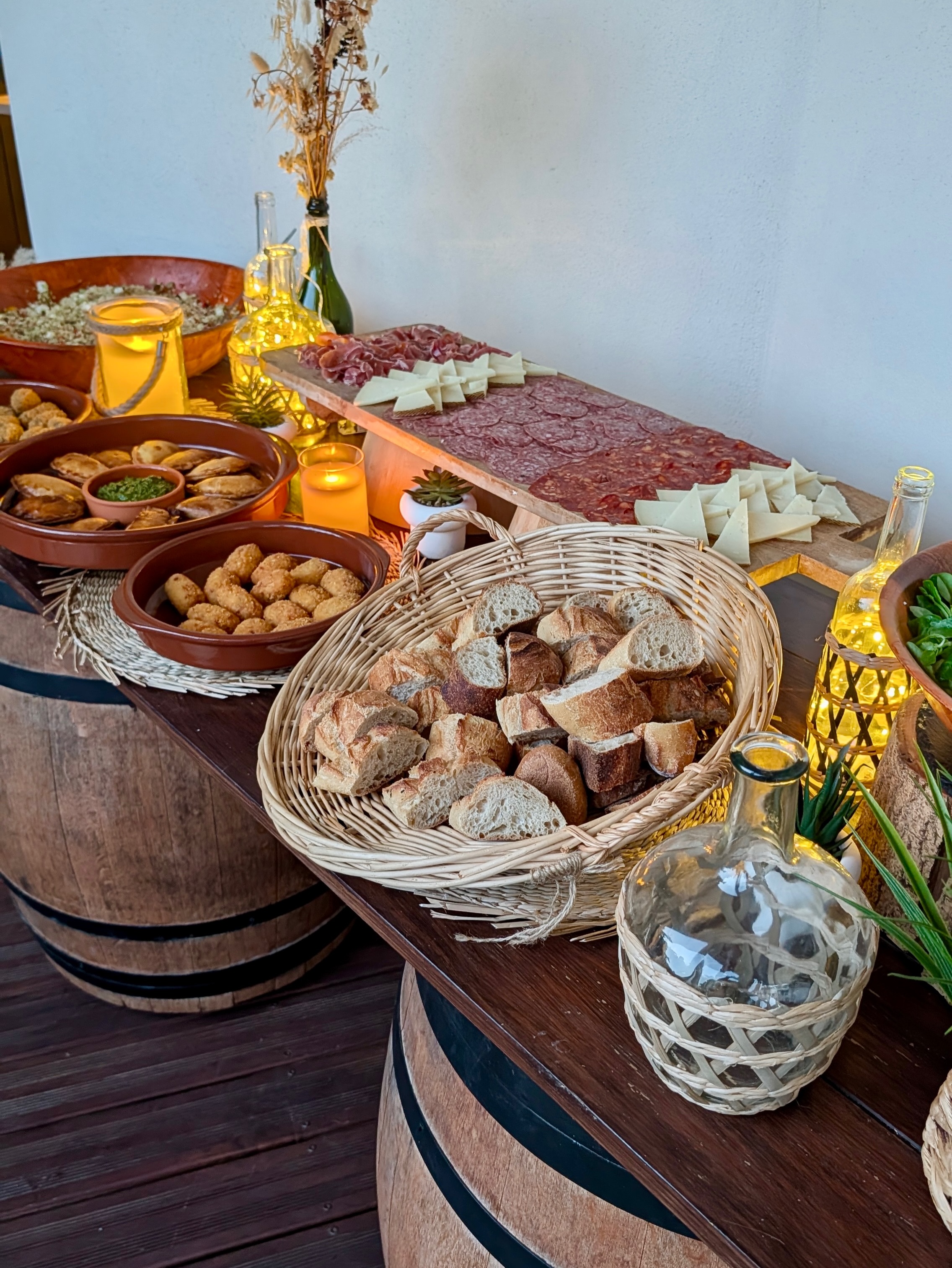 Buffet tapas & salades ❤️
Composez votre buffet avec notre sélection de salades et tapas 🇪🇸
Pour ce buffet, nos clients ont sélectionné :
- Salade sudiste
- Salade grecque
- Croquetas au jambon ibérique
- Empanadas bœuf & fromage
- Charcuteries ibériques
- Manchego