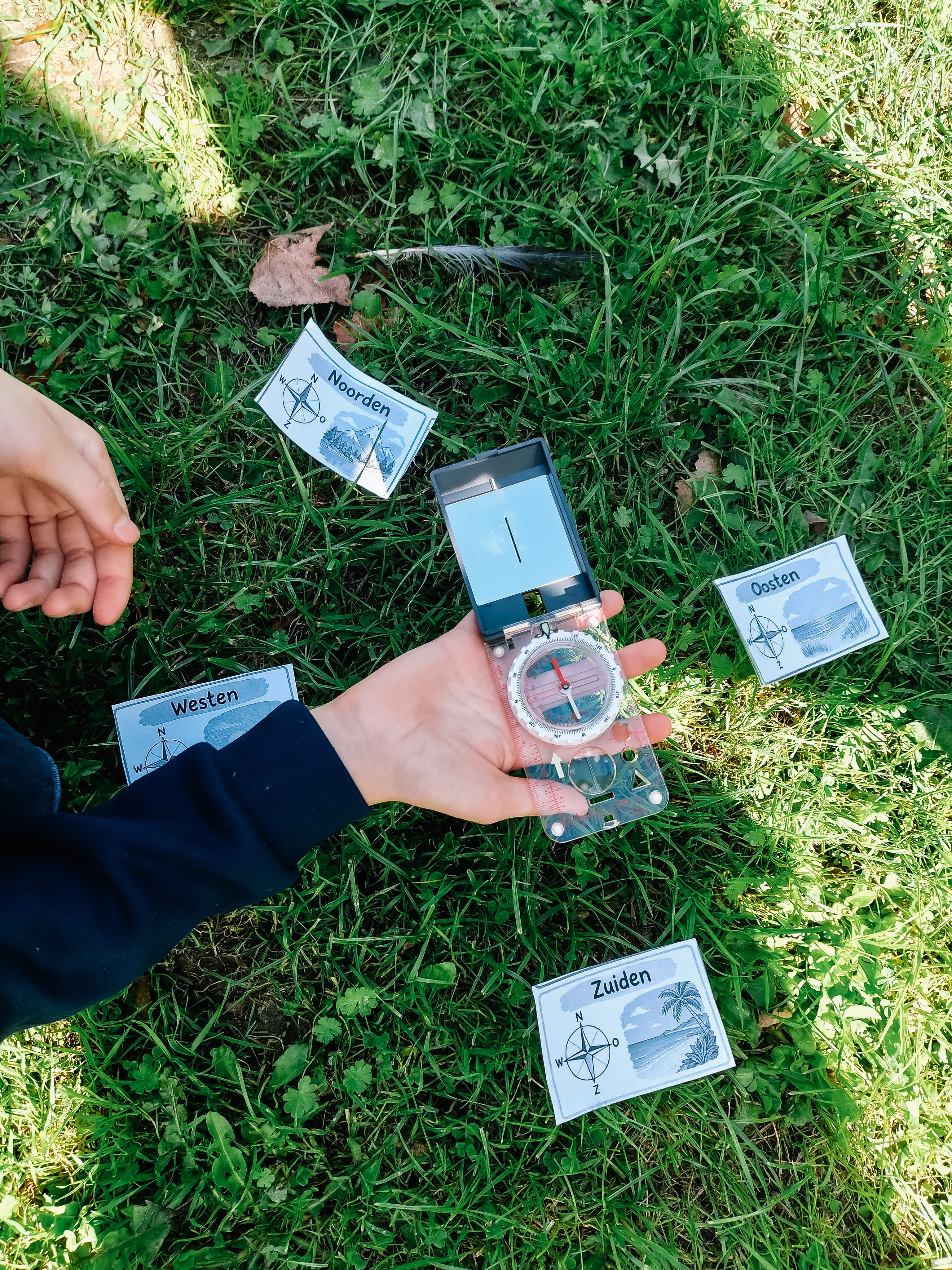 De school uit, het kompas in de hand: 1Ba en 1Bb gingen op stap onder een stralende zon. ☀️
Trouwens, waar staat die weer in de middag? 🧭
Leerrijk én plezant!
#sai #kompas #eerstejaars #bijleren #buitenles