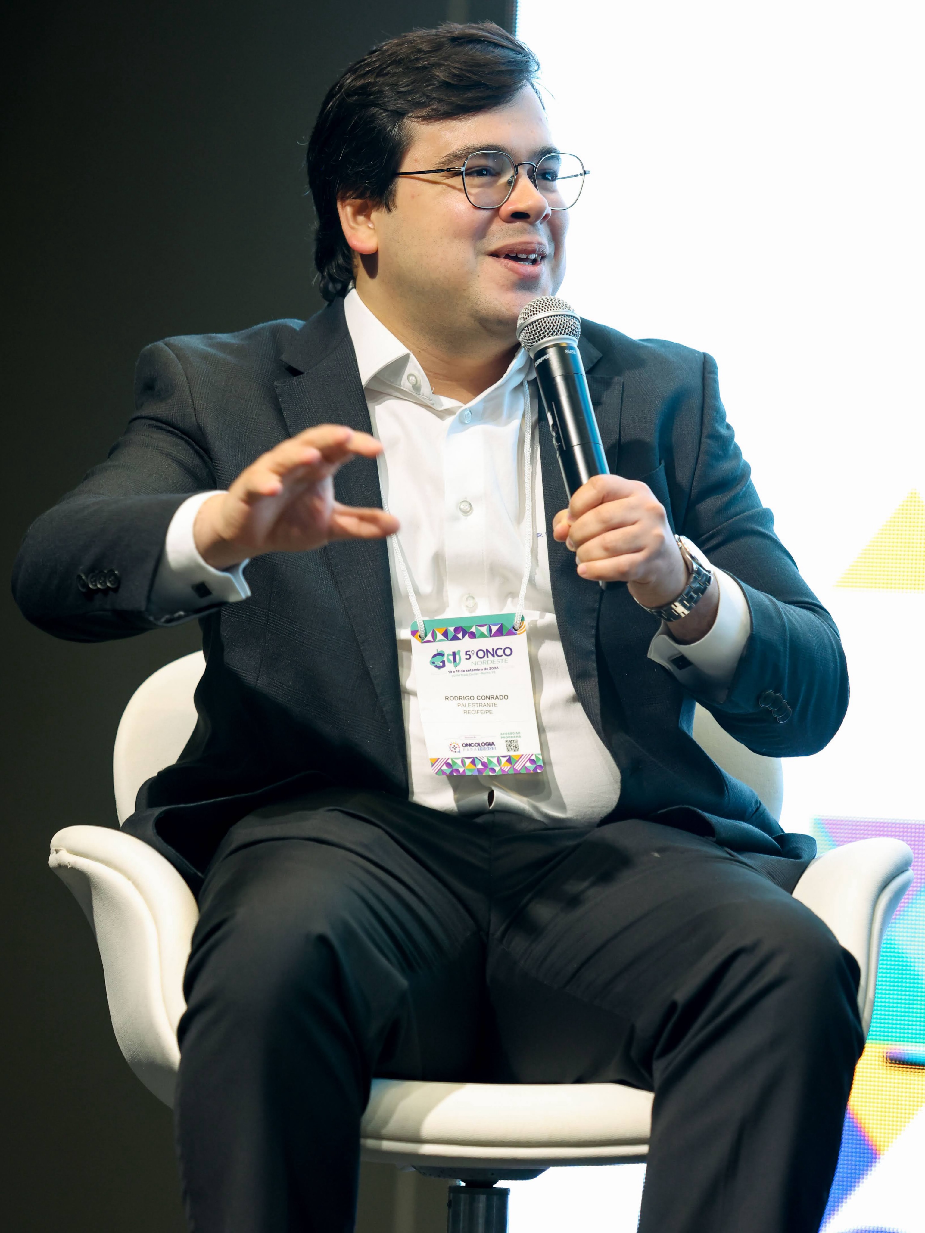 Dr. Rodrigo Conrado no 5º GI Onco NE, na discussão sobre estratégias cirúrgicas no tratamento das metástases do fígado.
📷: Gleber Nova | @glebernovafotografia