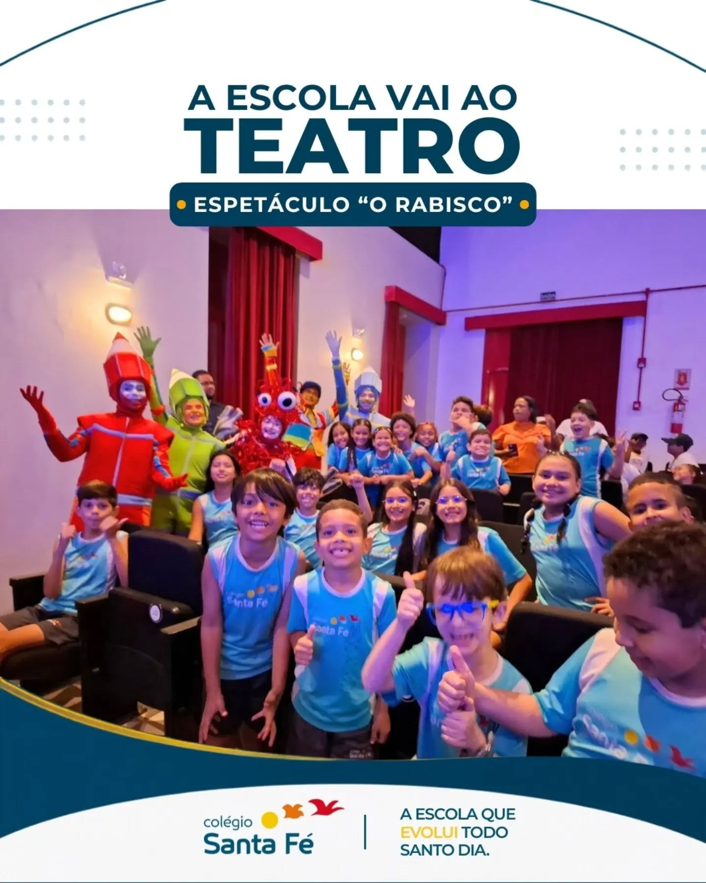 Tem experiências que ficam na memória. E essa, com certeza, foi uma delas. 🎭💙
No projeto A Escola Vai ao Teatro, nossos alunos da Creche ao 5º ano viveram um dia muito especial assistindo ao musical “O Rabisco”.
Para muitas crianças, foi a primeira vez em um teatro. Para os pequenos da Ed. Infantil, teve ainda o gostinho de um primeiro passeio com a escola: sair com a turma, estar ao lado dos amigos e descobrir um lugar completamente novo. Dá para imaginar a expectativa das crianças — e o coração das famílias acompanhando tudo de longe. 💛
Quando as luzes se apagaram e o espetáculo começou, vieram as músicas, os personagens, as cores, os sorrisos e aquele olhar atento de quem estava descobrindo tudo pela primeira vez. Para alguns, uma estreia. Para todos, uma experiência para guardar com carinho.
São momentos assim que também fazem parte da vida escolar: viver o novo, descobrir o mundo e construir memórias juntos.
Santa Fé. Todo santo dia. 💙💛