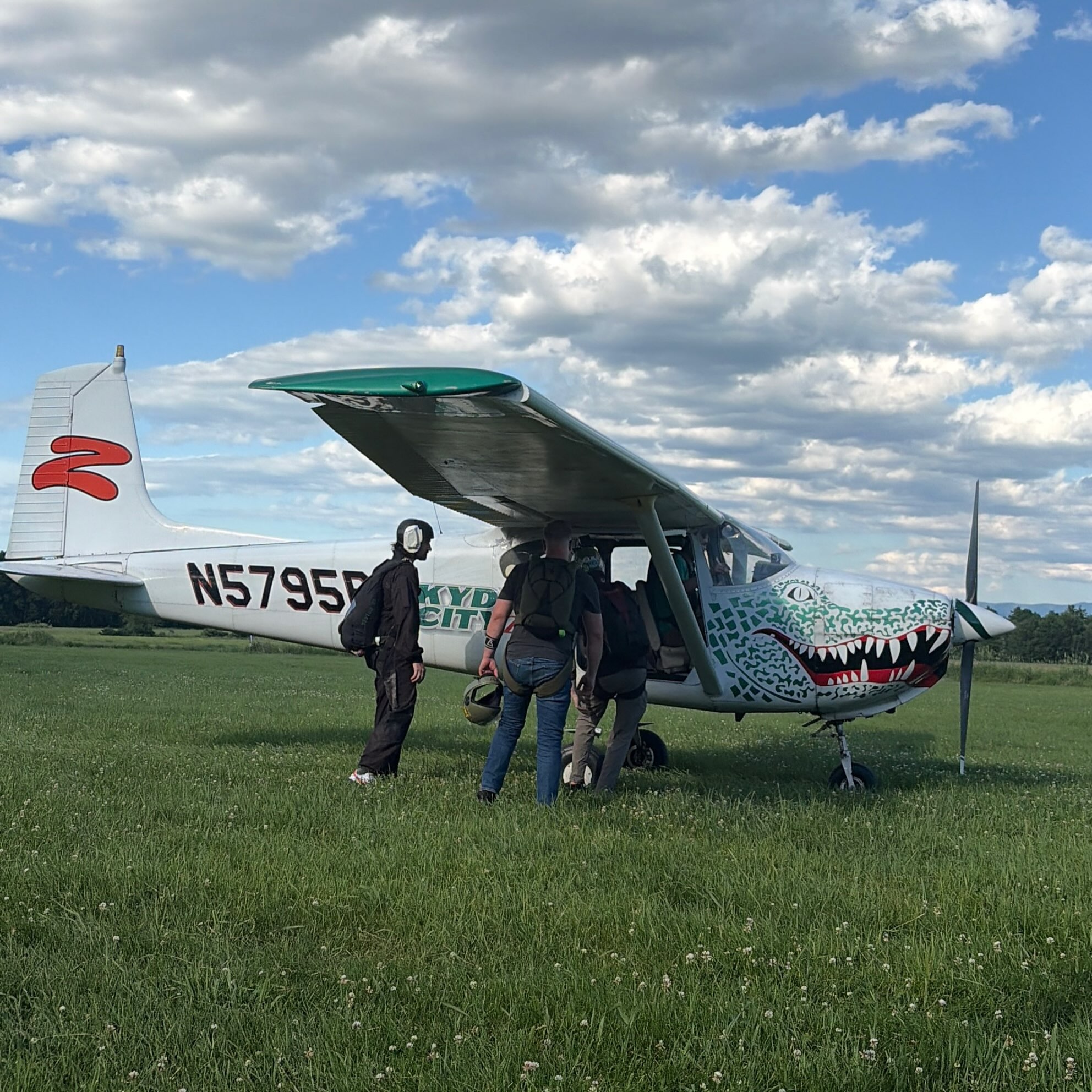 Interested in learning how to skydive? Vermont Skydiving Adventures is a United States Parachute Association certified drop zone and we teach an Accelerated FreeFall skydiving course! Check out the AFF section of our website or give us a call at 802-759-3483 to learn more about our program and to get started. Scroll to the end to see what your first Category A jump could look like! 🪂🪂🔥🔥
