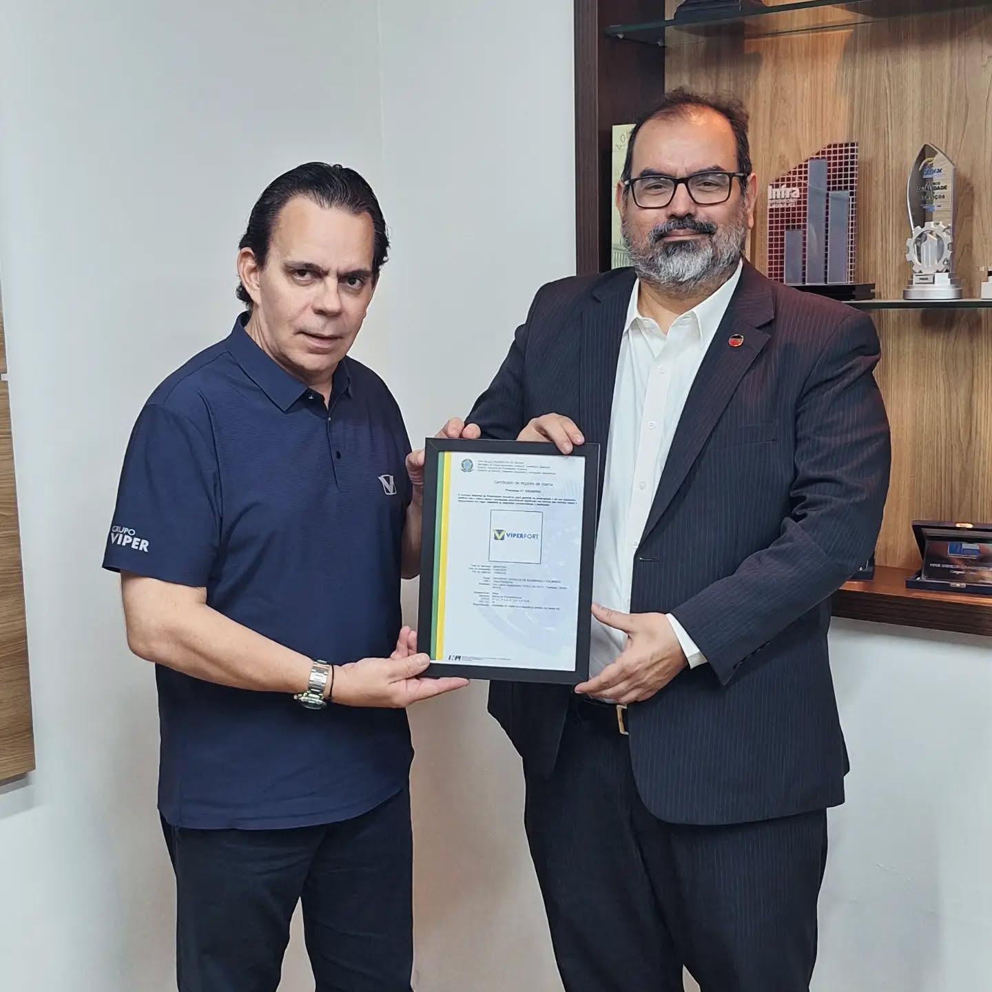 Seguindo com a pauta de renovações de marcas, entregamos nesta terça dia 22/09, o certificado de registro de decênio da marca VIPERFORT, que reafirma sua proteção oficial®️ na classe 45 junto ao INPI - Instituto Nacional da Propriedade Industrial.
A Viperfort oferece serviços de segurança armada e desarmada, com o objetivo de garantir tranquilidade e proteção a condomínios residenciais e comerciais, prevenindo roubos e invasões. Devidamente regularizada junto à Polícia Federal e comprometida com todas as exigências da legislação de segurança privada, a empresa considera indispensável o treinamento constante de seus vigilantes e supervisores. Dessa forma, eles se mantêm altamente capacitados para lidar com qualquer situação no cumprimento de suas funções.
Quem quiser conhecer mais, basta acessar suas redes sociais: @grupo_viper ou www.grupoviper.com.br/seguranca
Agradecemos ao Alexandre Guilhon que gentilmente depositou confiança em nosso trabalho e desejamos muito sucesso.
⠀⠀
#marcasepatentes #marcas #patentes