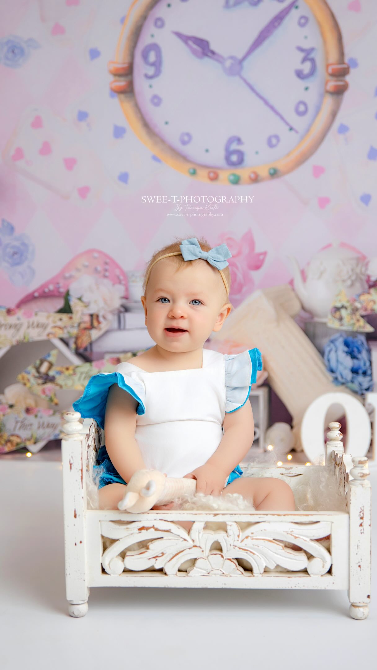 Down the rabbit hole we go… 🐰🩷
Finally getting around to sharing sweet Harper’s Alice in Wonderland inspired first birthday session.
Pretty pastels, a little cake-covered chaos and the sweetest little expressions. 🎂✨
Is your little one celebrating a birthday soon? 🎂
Why not enquire about our brand new Cake Smash Packages — with over 20 beautiful themes to choose from! ✨ MENTION CODE: SAVE10 to get 10% OFF Your package!
© 2026 Swee-t-Photography Barossa’s Newborn Photographer
#barossacakesmashphotographer #barossanewbornphotographer #barossanewbornphotography #barossababyphotographer #barossamaternityphotographer barossastudio