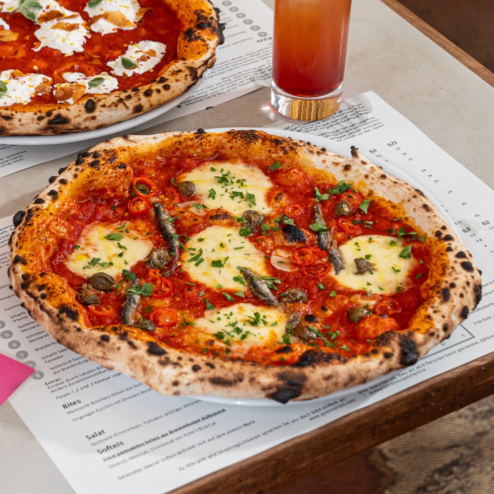 It’s back ‼️ Many of you asked for the Amalfi anchovy pizza back on the menu, and now it has happened 🙌
🐟 8-month barrel aged anchovies from the Amalfi coast (the best we ever tried, and we’re anchovy fanatics)
🌶️ Chili
🧄 Garlic
Capers
Parsley
This one is pungent and delicious. It was on the menu from opening, and had a few months break. But we missed it a lot, and so did many of you. So we brought it back 😘
