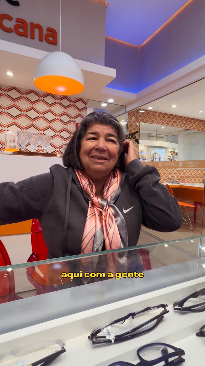“Eu gosto muito do material daqui. As lentes são muito boas.”
Dona Isabel é nossa cliente fiel há mais de 6 anos e já está no seu 4º óculos de grau aqui com a gente! 💛
Para ela, encontrar um lugar de confiança para cuidar da saúde visual com lentes de alta qualidade e armações duráveis faz toda a diferença.
Depoimentos como o da Isabel nos mostram que a busca por uma ótica de confiança, com atendimento personalizado, lentes de precisão e armações confortáveis vale cada detalhe. Afinal, enxergar bem e com conforto é prioridade!