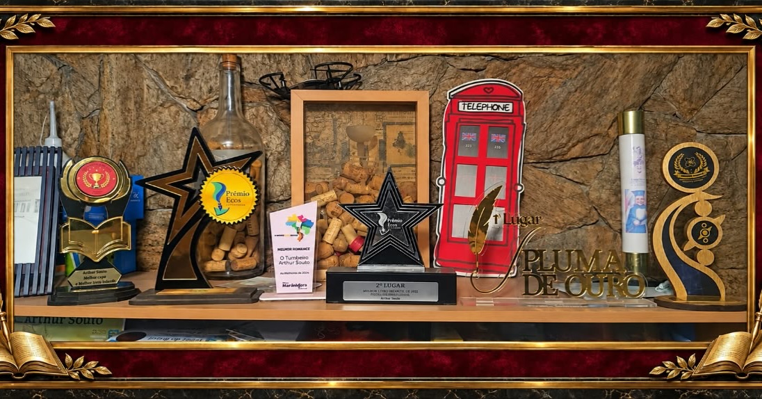 🏆📚 Não são apenas troféus sobre uma estante.
São páginas escritas com esforço, noites de criação, leitores que acreditaram e sonhos que se recusaram a permanecer apenas no papel. ✍️✨
Ao contemplar estas conquistas, sinto profunda gratidão por todos que caminham ao meu lado e ajudam a transformar literatura em memória, encontro e reconhecimento. Nenhum prêmio encerra uma trajetória; ele apenas ilumina o próximo capítulo. ❤️📖
Muito obrigado! Que venham novas histórias, novos leitores e novos sonhos! 🙏🌟
Arthur Souto
@mundo_encantado_dos_livros
#ArthurSouto #LiteraturaBrasileira #EscritorBrasileiro #PrêmiosLiterários #gratidāo