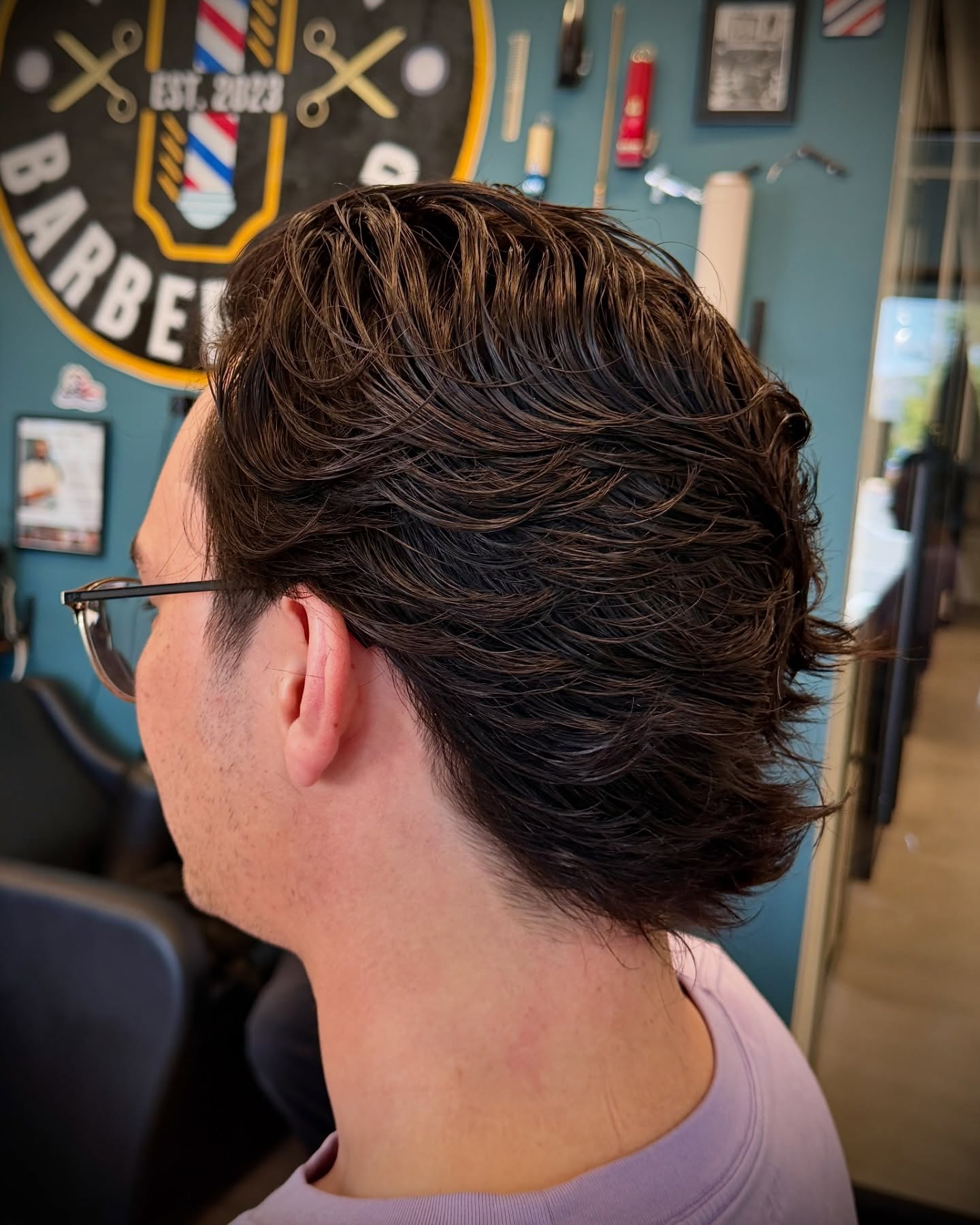 Sometimes you don’t need to take the length off. Just clean up the shape and let it flow. 🌊
Cut by Sean ✂️
Appointments available in Poway.