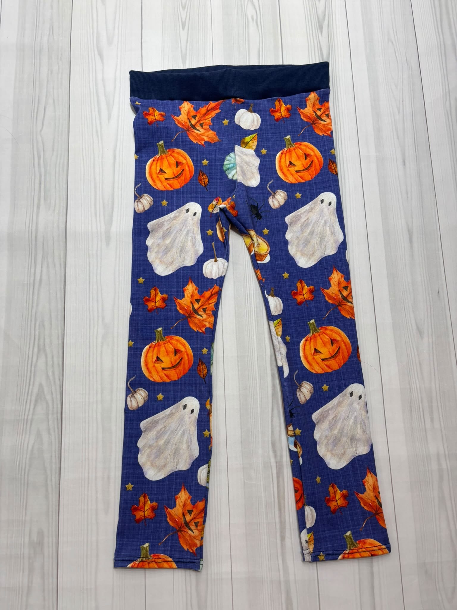 🍂🎃 AUTUMN VIBES ARE HERE! 👻🧡
A cosy little combo made for crisp autumn days, pumpkin picking and Halloween adventures! 🎃🍁
We LOVE how this navy sweatshirt pairs with the matching pocket and leggings 😍
✨ Handmade by us
✨ Your choice of fabric
✨ Made to order
Fancy creating your own autumn outfit? 🛍️
Shop at babyshep.com or pop us a message to order! 💕