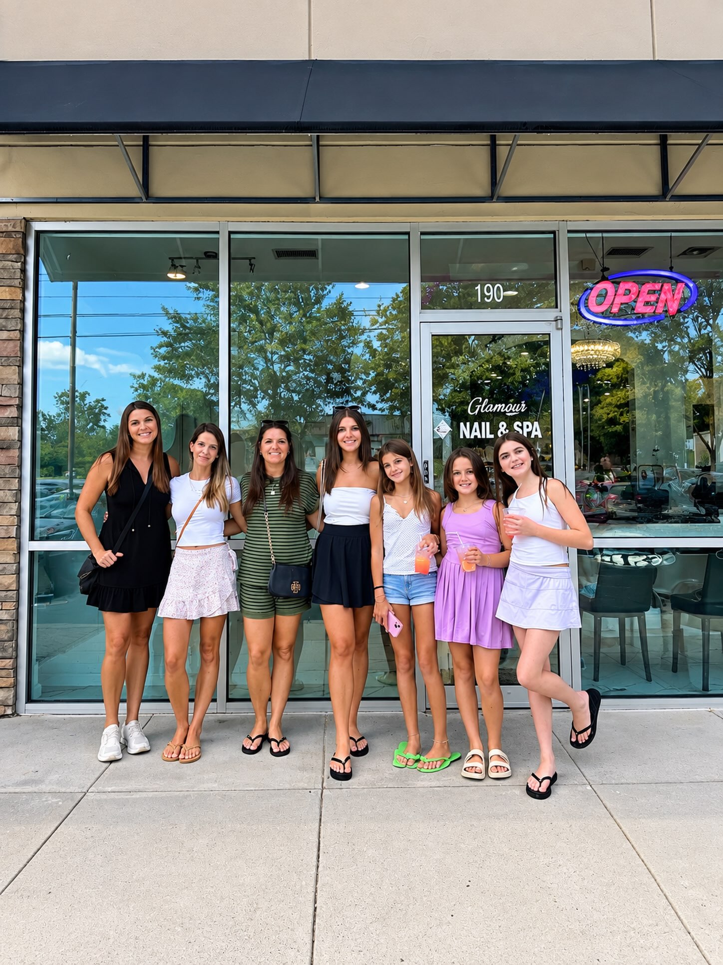 Girls’ day done right 💅💜
Fresh nails, big smiles & the best salon vibes ✨ #TreatYourself #BestiesDay #GirlsDayOut#NailSpa #FreshNails