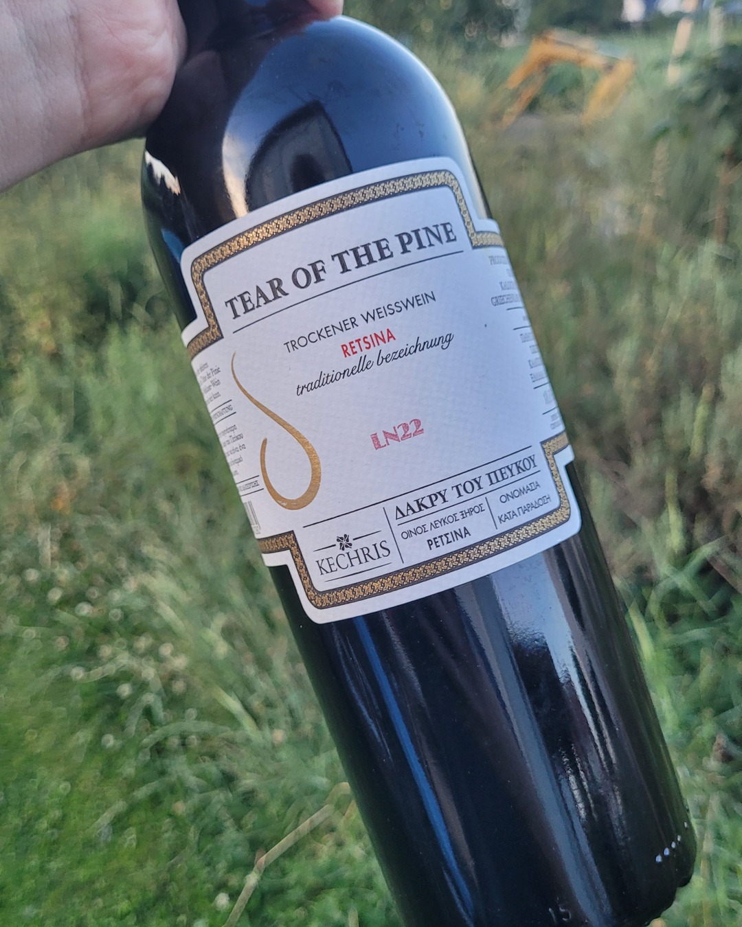 The first Retsina ever crowned Decanter Best in Show – and side by side, I preferred the other one.
Kechris "Tear of the Pine" – 2022 vs 2024 | 91 vs 93/100 🍷
In 2024, Decanter named the 2022 "Tear of the Pine" Best in Show at 97 points – the first Retsina ever to get there, for a bottle that still sells for about €17 (in Germany at @wineandnature). It single-handedly dragged a whole category out of the taverna cliché. So I poured it the only fair way: the celebrated 2022 right next to the brand-new 2024.
First, what this actually is: a Retsina built like a serious white – 100% Assyrtiko, not the usual Savatiano – from Kechris (@kechris), a Thessaloniki family going back to 1911. Stelios Kechri treats the Aleppo-pine resin like oak: an aromatic building block added during barrel fermentation, after cold maceration and six months on the lees. Resin as structure, not preservative.
And side by side, the call was easy – for me the 2024 has its nose clearly in front. The famous 2022 is a very decent Retsina, but next to its sibling it wants texture and fruit and leans a touch watery, carried mostly by acidity and resin. The 2024 does the opposite: resin and wine actually dance – pine, mint, fruit and a texture that holds, remarkable freshness for a brutally hot Macedonian vintage. Fittingly, it later took gold as Best Retsina in Thessaloniki.
So I land below the crowd on the legend and above it on the newcomer – in good company with Julia Harding MW (@juliahardingmw), one of the few who also stayed cool on the 2022. For me: the 2022 at 91, the 2024 at 93.
More in our article on this tasting – link in bio.
Big trophy, or the glass in front of you – which would you trust? 👇
#GreekWine #Retsina #Assyrtiko #TearOfThePine #WinesOfGreece