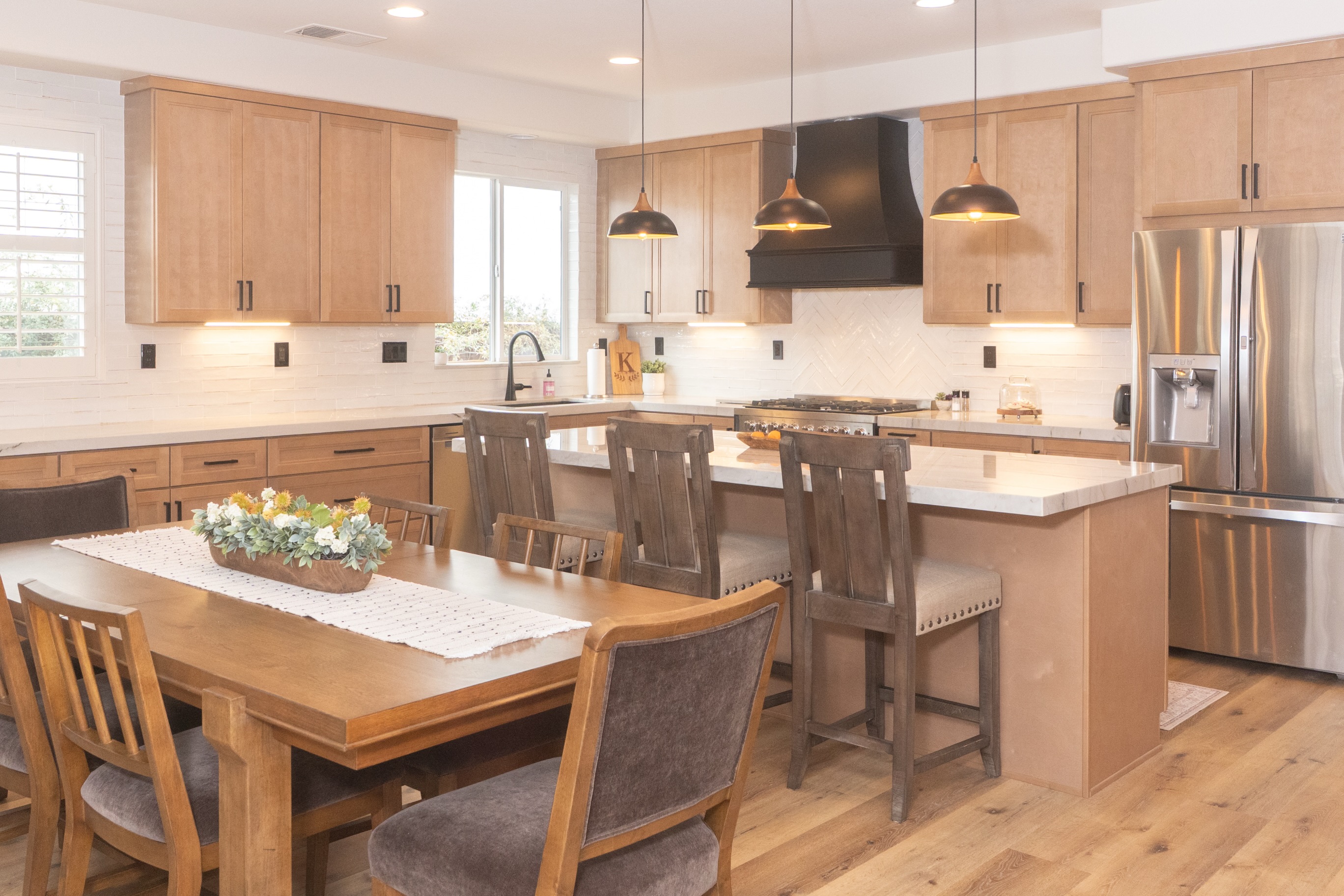 Autumn feels especially beautiful in a kitchen filled with warm, natural tones 🍂
@purecabinetsinc
Wood cabinetry, soft lighting, rich brown accents, and a cozy dining area create a space that makes you want to slow down your mornings, gather around the table, and enjoy every little moment of the season.
•
•
•
#kitchen #autumn