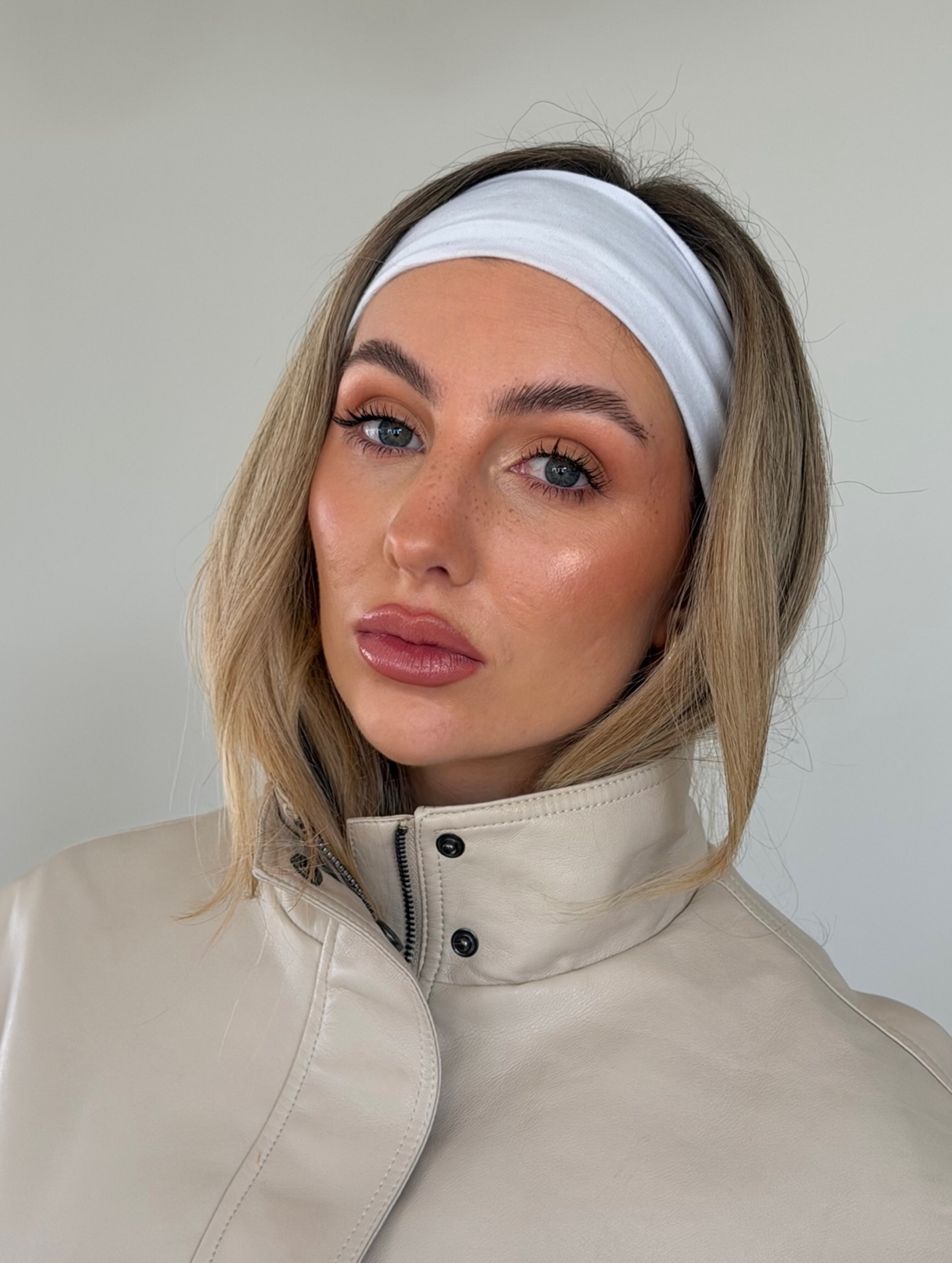 When the soft glam era meets 90s headbands.
Proof that the best beauty moments can borrow from the past and still feel completely current.
Makeup by @hannah_hughes_muse
Hair by @tahlia.musestudio
#musestudiocollective #90shair #softglam #perthhair #perthhairstylist