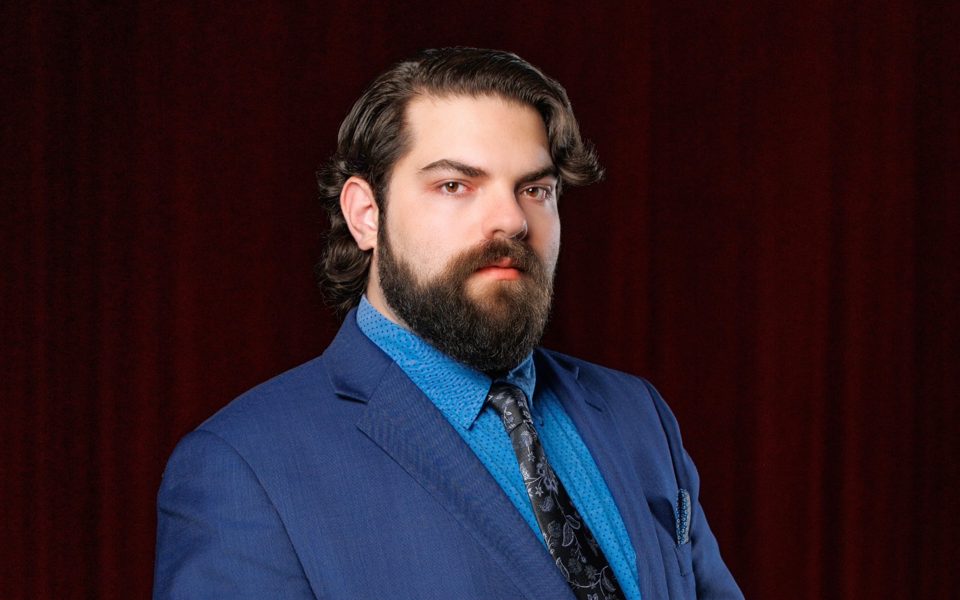 📣 𝗡𝗘𝗫𝗧 𝗨𝗣:
Matthew Soibelman is a graduate of The Juilliard School and California State University, Northridge. Prior to joining the Met Chorus in 2026, he has performed with Pittsburgh Opera, Des Moines Metro Opera, Utah Festival Opera, Opera Memphis, and Palm Beach Opera, among others. He most recently performed Dottore Grenvil in Opera Company of Middlebury‘s production of Verdi’s La Traviata, as well as João in the U.S. premiere of Xavier Montsalvatge’s Babel 46.
He can also be heard on the major motion picture soundtracks of Star Wars Episodes VII & VIII, as well as Transformers: The Last Knight.