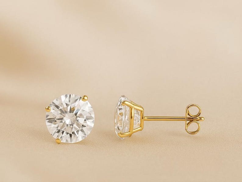 ✨ Pure Elegance Meets Everyday Luxury! ✨
Elevate your style with these stunning 14K Solid Gold Moissanite Studs. Featuring brilliant 5mm stones (.45 Carat each, .90 TCW for the pair), these earrings deliver unmatched sparkle that catches every eye! 💎🔥
Whether you’re dressing up for a glam night out or keeping it classy with daily wear, this timeless piece is a must-have in your jewelry collection. ✨
👥 Who Can Wear It?
Women & Men (Unisex): Classic round studs look effortlessly stylish on anyone who loves minimalist or sophisticated luxury.
Everyday Professionals & College Goers: Lightweight, secure, and comfortable for 24/7 wear.
Sensitive Skin: Crafted with 14K solid gold, making it skin-friendly and durable.
🎁 Best Occasions to Gift:
Birthdays & Anniversaries: Make their special day unforgettable with a sparkle that rivals a diamond.
Festivals & Celebrations: Diwali, Valentine’s Day, Christmas, or New Year gifts.
Milestones & Achievements: Promotions, graduations, or just a “Self-Love” treat because you deserve it! 💖
Product Details:
🔹 Stone: Moissanite (5mm, .45 Carat each, .90 TCW pair)
🔹 Metal: 14K Solid Gold
🔹 Setting: Classic 4-Prong Basket
👇 DM us now to grab yours or click the link in bio to order!
#MoissaniteEarrings #14kGoldJewelry #LuxuryJewelry #DiamondAlternative #studs
