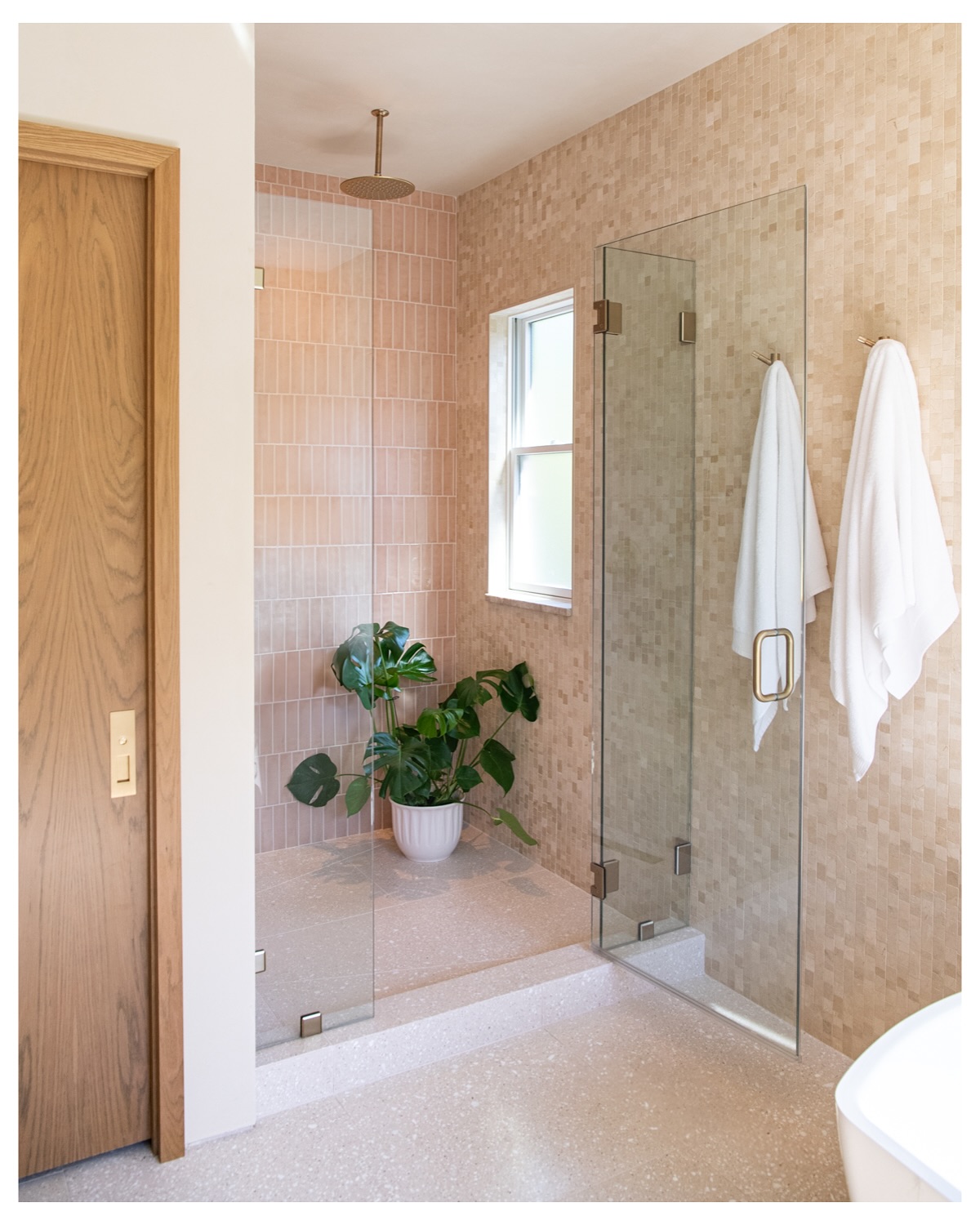 I love a walk-in shower with natural light and this one takes the cake!
designer: @bonairstudiorva
architect: @d_goradia
builder: @dreamworkersconstruction
photographer @laura_visioni