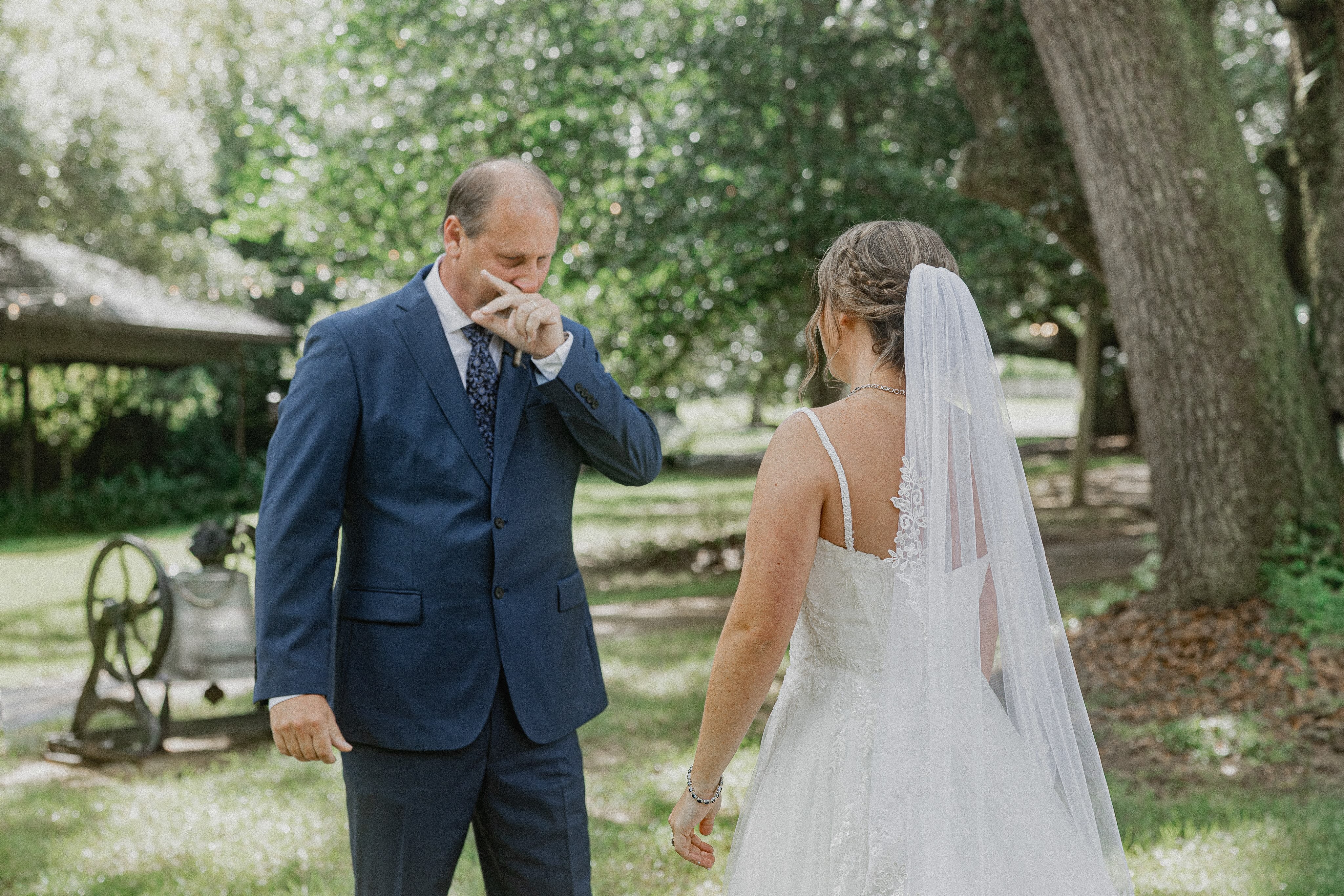 Father/daughter first looks always get me. Don’t get me wrong, we LOVE first looks with our grooms. BUTTTTT…. When it comes to a dad and his little girl, the emotions are just different 🥹🫶
