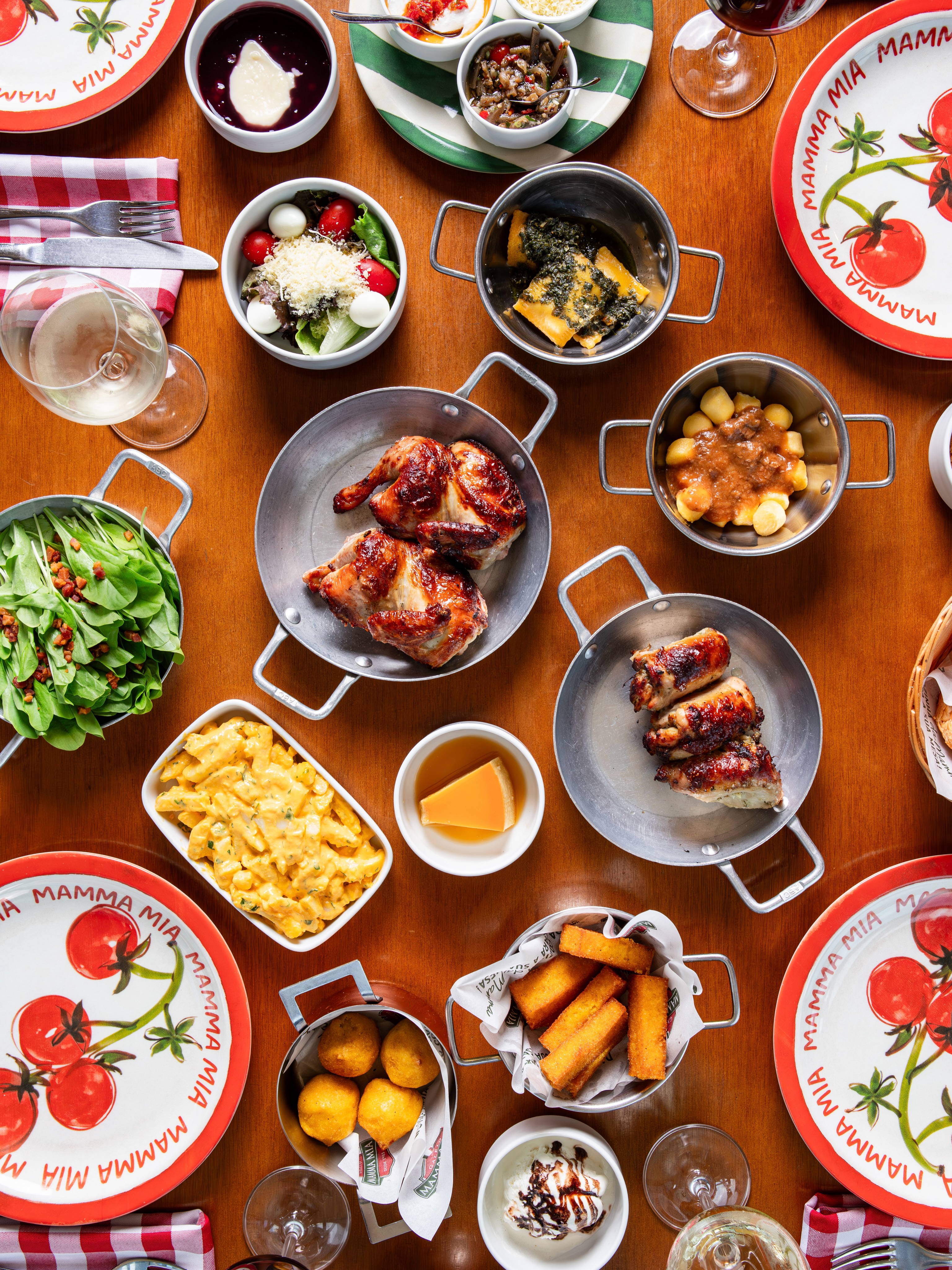 A Sequência da Mamma sempre foi um convite para reunir quem você gosta ao redor da mesa.
Agora, além de viver esse momento, você também pode levar uma lembrança dela para casa.
Na compra de uma Sequência da Mamma, você ganha um prato exclusivo da nossa campanha, em porcelana Tramontina.
Consulte o regulamento e participe.